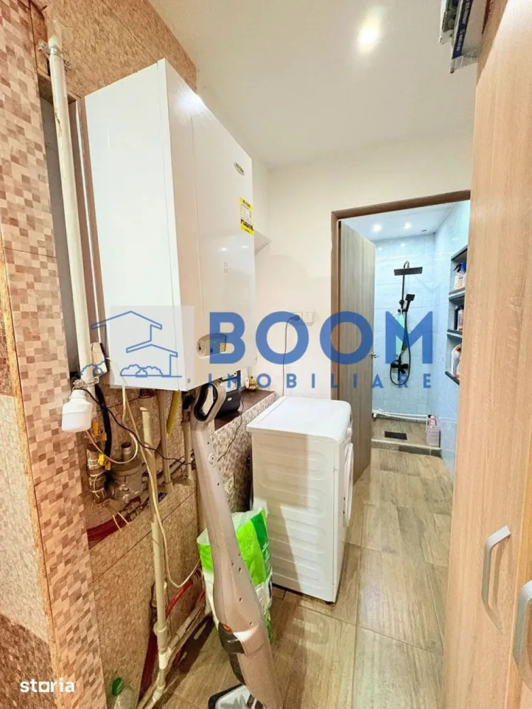 Casa Calimanesti | Teren 1700 mp | Centrala proprie - Casă cu teren de 1.700 mp aproape de Călimănești-Căciulata

BOOM Imobiliare vă oferă spre vânzare o casă situată într-o zonă liniștită din județul Vâlcea, la doar 5 minute de mers pe jos de gară și 5 minute cu mașina de stațiunea Călimănești-Căciulata.

Casa are o suprafață de 72 mp și este compartimentată în 3 camere, hol, baie și bucătărie. Proprietatea este renovată, complet mobilată și utilată, fiind pregătită pentru mutare imediată. Nu sunt incluse în vânzare combina frigorifică, un fotoliu și televizorul.

Terenul are o suprafață totală de 1.700 mp și include o livadă, bucătărie de vară și magazie.

Utilități disponibile:

* Curent electric
* Apă curentă
* Canalizare
* Gaz

Proprietatea beneficiază de o priveliște frumoasă către Vârful Cozia și se află în apropierea principalelor atracții turistice din zonă, precum Mănăstirea Cozia, Mănăstirea Turnu și traseele montane.

Datorită amplasării și terenului generos, această proprietate este potrivită atât pentru locuință permanentă, cât și pentru investiție în turism, prin amenajarea unor căsuțe de vacanță, pensiune sau camere de închiriat.

Pentru mai multe informații sau pentru programarea unei vizionări, vă rugăm să ne contactați.

BOOM Imobiliare CP3207686