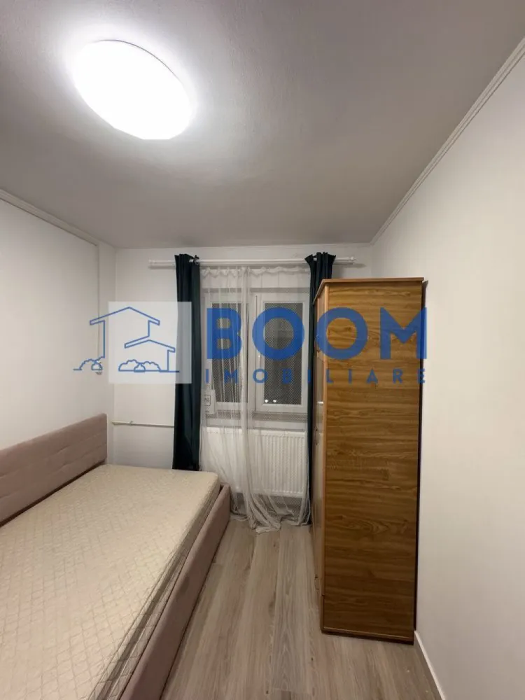 Garsoniera Nord | Strada Decebal | Complet renovata| Mutare imediata - BOOM Imobiliare vă propune spre vânzare o garsoniera confort 3, complet renovată și utilată, situată în zona Nord, în imediata apropiere a Liceului Sanitar (bloc G 159). Locuința se află la etajul 3 și reprezintă o oportunitate excelentă de investiție sau pentru locuit, fiind gata de mutare.
Caracteristici principale
• Localizare: Zona Nord, lângă Liceul Sanitar (Bl. G 159)
• Confort: Conf. 3
• Etaj: 3
• Stare: Renovată complet
• Instalații: Sanitară și electrică refăcute integral
Dotări și finisaje
• Complet mobilată
• Mașină de spălat nouă
• Cuptor cu microunde
• Mini-frigider
• Pat dimensiuni 120/200 cm
Preț și contact
• Preț: 25.500 EUR (ușor negociabil)
Pentru mai multe detalii și pentru programarea unei vizionări, nu ezitați să ne contactați, specificand CP3195671