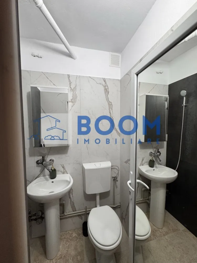 Garsoniera Nord | Strada Decebal | Complet renovata| Mutare imediata - BOOM Imobiliare vă propune spre vânzare o garsoniera confort 3, complet renovată și utilată, situată în zona Nord, în imediata apropiere a Liceului Sanitar (bloc G 159). Locuința se află la etajul 3 și reprezintă o oportunitate excelentă de investiție sau pentru locuit, fiind gata de mutare.
Caracteristici principale
• Localizare: Zona Nord, lângă Liceul Sanitar (Bl. G 159)
• Confort: Conf. 3
• Etaj: 3
• Stare: Renovată complet
• Instalații: Sanitară și electrică refăcute integral
Dotări și finisaje
• Complet mobilată
• Mașină de spălat nouă
• Cuptor cu microunde
• Mini-frigider
• Pat dimensiuni 120/200 cm
Preț și contact
• Preț: 25.500 EUR (ușor negociabil)
Pentru mai multe detalii și pentru programarea unei vizionări, nu ezitați să ne contactați, specificand CP3195671