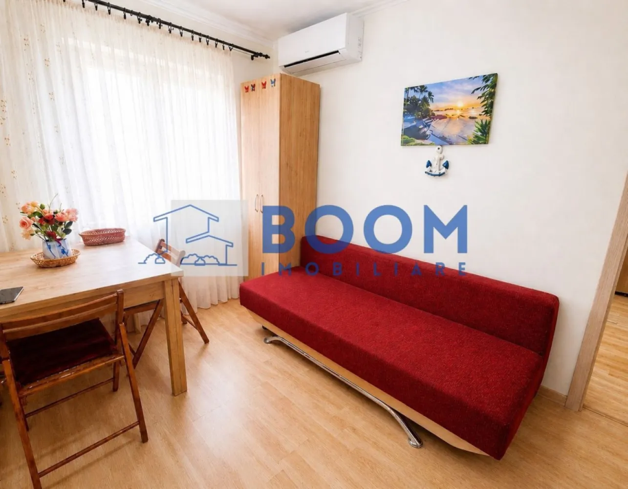 Studio | Etaj 1 | Bloc anvelopat | Gigacalorimetru | Mobilat si Utilat - Apartament 2 camere, 28 mp – Zona Nord, Cocorilor

BOOM Imobiliare vă propune spre vânzare un apartament compact și eficient, situat în Zona Nord – Cocorilor, lângă Școala Nr. 2. Deși are 28 mp, în acte figurează ca apartament cu 2 camere, fiind compartimentat inteligent și oferind un confort superior unei garsoniere clasice.

✔ Dormitor separat cu dressing până în tavan
✔ Living cu bucătărie open-space, complet mobilată și utilată
✔ Baie ventilată, cu cabină de duș
✔ Etaj 1 – ideal atât pentru locuit, cât și pentru investiție

Apartamentul beneficiază de bloc anvelopat, gigacalorimetru (costuri reduse de întreținere), instalații electrice și sanitare refăcute, contor electric mutat pe casa scării, aer condiționat Fujitsu 12.000 BTU A++, Smart TV, mașină de spălat A++, frigider și, la cerere, uscător de rufe A++.

Se vinde exact ca în fotografii, complet mobilat și utilat, fiind gata pentru mutare imediată sau închiriere.

Zonă liniștită, cu multă verdeață și acces rapid către școli, magazine și mijloace de transport.

Pentru detalii și programarea unei vizionări, contactați BOOM Imobiliare. CP3198520