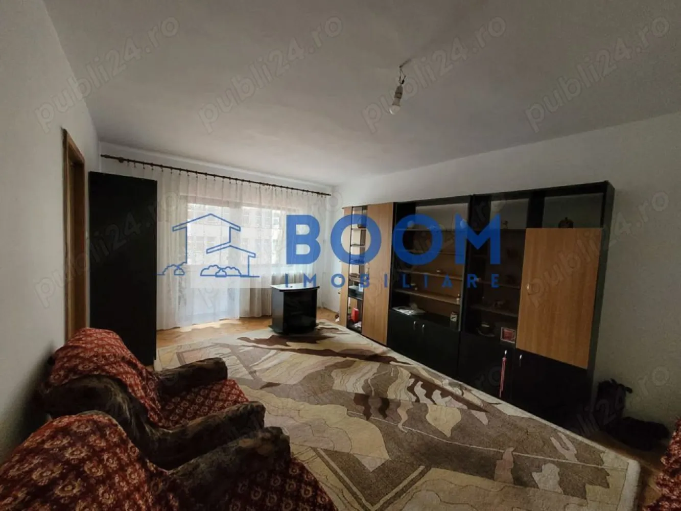 Garsoniera | Zona Centrala | Parc Zavoi | Renovata - BOOM Imobiliare vă propune spre vânzare o garsonieră modernă, complet renovată, situată în imediata apropiere a Parcului Zăvoi din Râmnicu Vâlcea.

Dacă ești în căutarea unei locuințe cochete, gata de mutat, ideală atât pentru locuit, cât și ca investiție excelentă pentru închiriere, această proprietate reprezintă opțiunea perfectă.

Detalii și specificații tehnice:
• Suprafață utilă: 32 mp
• Suprafață totală: 36 mp
• Etaj: 4 din 4 (beneficiază de pod/acoperiș, oferind izolație termică suplimentară și protecție)
• Configurație baie: Dotată cu fereastră pentru aerisire naturală
Stare interioară și dotări:
• Renovată integral în anul 2024: Instalații schimbate, finisaje moderne și materiale de calitate superioară.
• Mobilată și utilată complet: Se vinde exact cum se prezintă în fotografii, fiind pregătită pentru noii proprietari (mobilier modern, electrocasnice funcționale).
Avantajele blocului și locației:
• Eficiență energetică: Blocul este deja inclus în programul oficial de reabilitare termică totală, ceea ce va reduce costurile de întreținere și va spori confortul.
• Locație de top: Situată în zona Parcului Zăvoi, o zonă verde, liniștită și extrem de căutată, oferind acces rapid către centrul orașului, puncte comerciale, farmacii și zone de recreere.
 Pentru mai multe detalii contactati echipa BOOM Imobiliare, specificand CP3195678