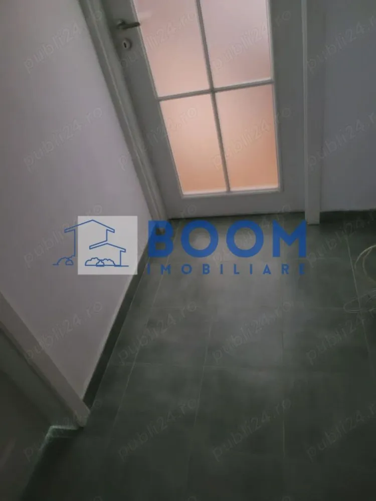 Garsoniera | Zona Centrala | Parc Zavoi | Renovata - BOOM Imobiliare vă propune spre vânzare o garsonieră modernă, complet renovată, situată în imediata apropiere a Parcului Zăvoi din Râmnicu Vâlcea.

Dacă ești în căutarea unei locuințe cochete, gata de mutat, ideală atât pentru locuit, cât și ca investiție excelentă pentru închiriere, această proprietate reprezintă opțiunea perfectă.

Detalii și specificații tehnice:
• Suprafață utilă: 32 mp
• Suprafață totală: 36 mp
• Etaj: 4 din 4 (beneficiază de pod/acoperiș, oferind izolație termică suplimentară și protecție)
• Configurație baie: Dotată cu fereastră pentru aerisire naturală
Stare interioară și dotări:
• Renovată integral în anul 2024: Instalații schimbate, finisaje moderne și materiale de calitate superioară.
• Mobilată și utilată complet: Se vinde exact cum se prezintă în fotografii, fiind pregătită pentru noii proprietari (mobilier modern, electrocasnice funcționale).
Avantajele blocului și locației:
• Eficiență energetică: Blocul este deja inclus în programul oficial de reabilitare termică totală, ceea ce va reduce costurile de întreținere și va spori confortul.
• Locație de top: Situată în zona Parcului Zăvoi, o zonă verde, liniștită și extrem de căutată, oferind acces rapid către centrul orașului, puncte comerciale, farmacii și zone de recreere.
 Pentru mai multe detalii contactati echipa BOOM Imobiliare, specificand CP3195678
