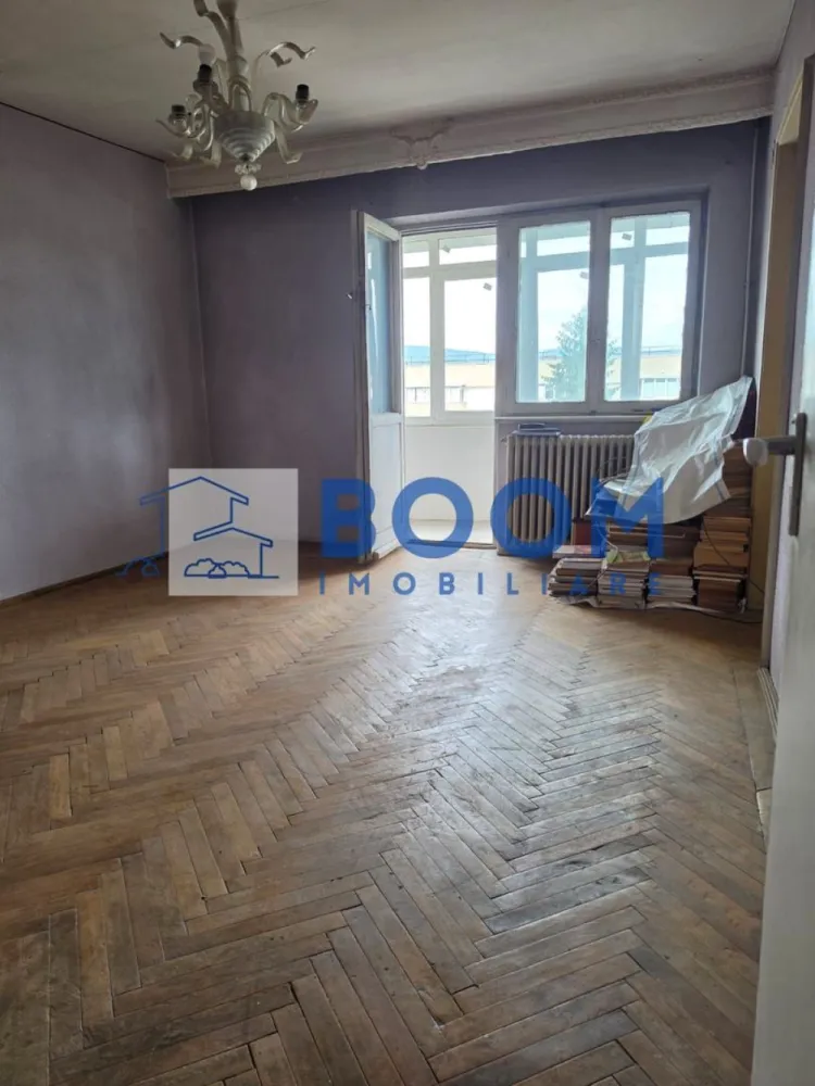 Apartament 4 camere decomandat | Traian, Râmnicu Vâlcea | 70,43 mp, etaj 4 - BOOM Imobiliare va propune spre vanzare Apartament cu 4 camere decomandat, situat în zona Traian din Râmnicu Vâlcea, cu 70,43 mp utili și amplasare la etajul 4, potrivit pentru cei care caută un spațiu generos pe care să îl amenajeze după propriul stil.

Detalii proprietate:
• Suprafață utilă: 70,43 mp
• Compartimentare: apartament cu 4 camere decomandat
• Etaj: 4
• Băi: 2 băi, iar baia principală are geam pentru aerisire naturală
• An construcție: 1978
• Stare interioară: necesită renovare
• Bloc reabilitat termic recent, cu avantaj pentru confortul termic și costurile de întreținere

Zonă și acces:
Proprietatea este amplasată în cartierul Traian, într-o zonă liniștită, cu spații verzi în jur. În apropiere se află școli și grădiniță, supermarketuri și magazine de cartier, iar accesul către transportul în comun este rapid și facil.

Pentru detalii suplimentare și programarea unei vizionări, contactați echipa MAAC Imobiliare și menționați Cod anunț CP3195675