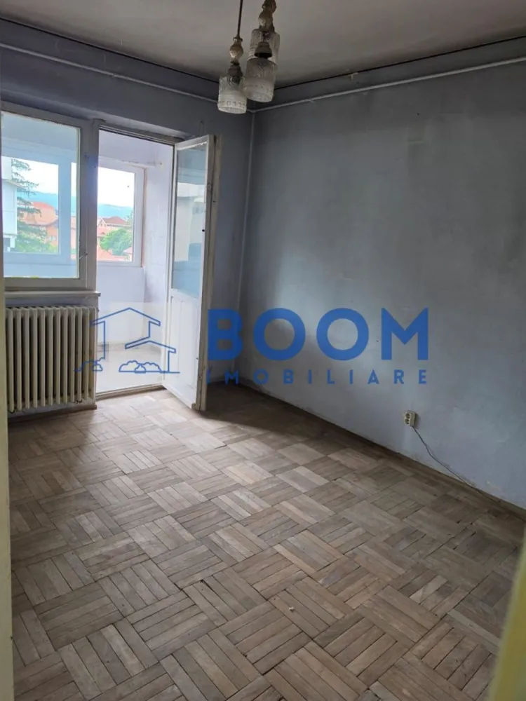 Apartament 4 camere decomandat | Traian, Râmnicu Vâlcea | 70,43 mp, etaj 4 - BOOM Imobiliare va propune spre vanzare Apartament cu 4 camere decomandat, situat în zona Traian din Râmnicu Vâlcea, cu 70,43 mp utili și amplasare la etajul 4, potrivit pentru cei care caută un spațiu generos pe care să îl amenajeze după propriul stil.

Detalii proprietate:
• Suprafață utilă: 70,43 mp
• Compartimentare: apartament cu 4 camere decomandat
• Etaj: 4
• Băi: 2 băi, iar baia principală are geam pentru aerisire naturală
• An construcție: 1978
• Stare interioară: necesită renovare
• Bloc reabilitat termic recent, cu avantaj pentru confortul termic și costurile de întreținere

Zonă și acces:
Proprietatea este amplasată în cartierul Traian, într-o zonă liniștită, cu spații verzi în jur. În apropiere se află școli și grădiniță, supermarketuri și magazine de cartier, iar accesul către transportul în comun este rapid și facil.

Pentru detalii suplimentare și programarea unei vizionări, contactați echipa MAAC Imobiliare și menționați Cod anunț CP3195675