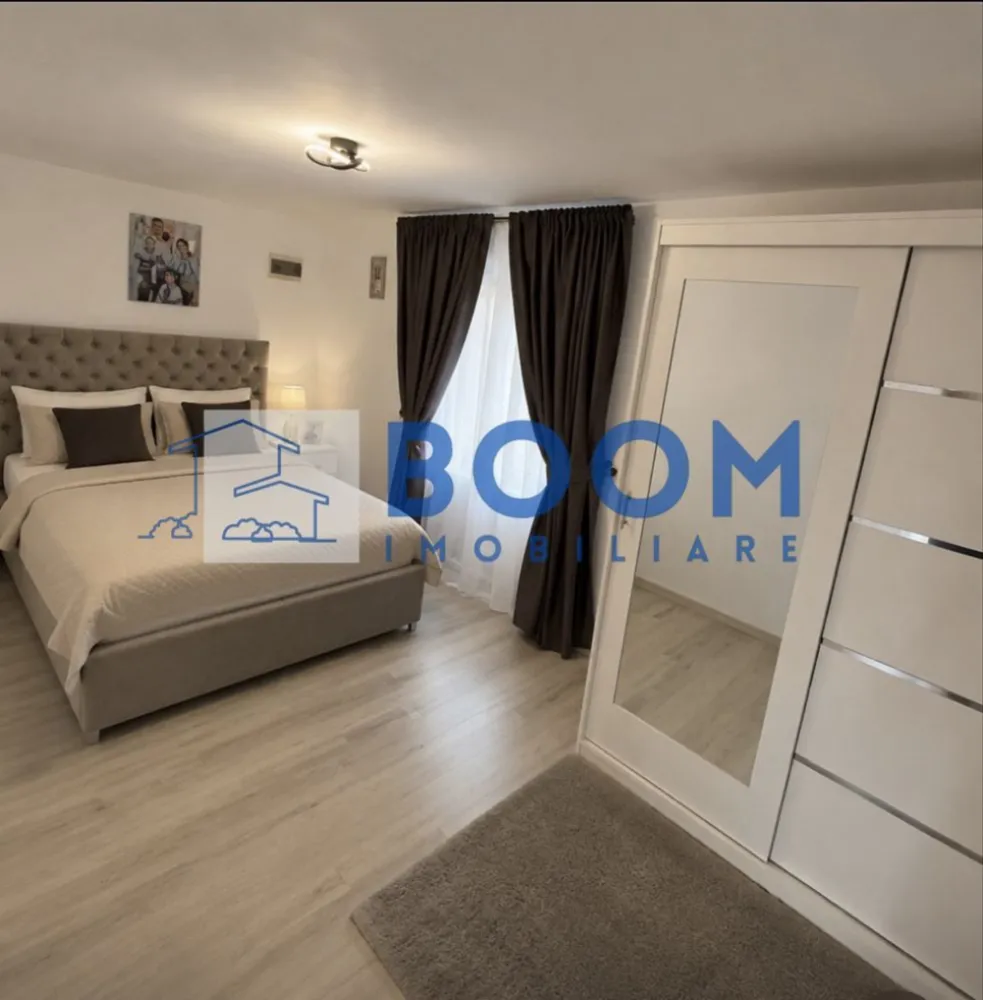 Casa noua | Zona de recreere | Evadare in natura| - BOOM Imobiliare vă prezintă spre vânzare o proprietate deosebită, finalizată în anul 2025, situată într-o zonă pitorească și liniștită din satul Rădăcinești, comuna Berislăvești. Ideală pentru familii sau ca rezidență de vacanță, casa oferă confort modern în mijlocul naturii și este gata pentru mutare imediată.
Suprafață teren: 1.908 mp 
Suprafață casă: ~95 mpu (regim parter)
Deschidere drum: 40 metri liniari
Modernă și luminoasă,casa dispune de două căi de acces și o compartimentare decomandată, optimizată pentru confort:
Living spațios cu lumină naturală generoasă
Bucătărie open-space cu zonă dedicată de dining
Dormitor matrimonial primitor
Cameră copil / birou
Baie mare complet utilată
Hol și spații inteligente pentru depozitare
Proprietatea se vinde complet mobilată și utilată, finisată la standarde actuale:
Încălzire: Centrală pe lemne de 40 kW + puffer de 1000 litri (autonomie ridicată)
Electricitate: Curent trifazic
Utilități: Apă curentă, fosă septică, internet prin fibră optică, cablu TV
Dotări: Electrocasnice și mobilier modern incluse în preț 
Curte și PotențialTerenul generos de aproape 2.000 mp oferă libertate deplină pentru amenajări exterioare: foișor, zonă de grătar, livadă, piscină sau loc de joacă pentru copii.
Proprietatea reprezintă o oportunitate excelentă pentru cei care caută o casă nouă, fără necesitatea unor investiții suplimentare.
Pentru mai multe detalii contactati cu incredere echipa BOOM Imobiliare, specificand ID 3180343