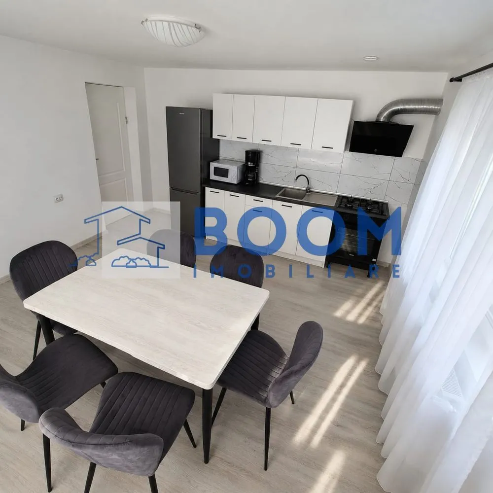 Casa noua | Zona de recreere | Evadare in natura| - BOOM Imobiliare vă prezintă spre vânzare o proprietate deosebită, finalizată în anul 2025, situată într-o zonă pitorească și liniștită din satul Rădăcinești, comuna Berislăvești. Ideală pentru familii sau ca rezidență de vacanță, casa oferă confort modern în mijlocul naturii și este gata pentru mutare imediată.
Suprafață teren: 1.908 mp 
Suprafață casă: ~95 mpu (regim parter)
Deschidere drum: 40 metri liniari
Modernă și luminoasă,casa dispune de două căi de acces și o compartimentare decomandată, optimizată pentru confort:
Living spațios cu lumină naturală generoasă
Bucătărie open-space cu zonă dedicată de dining
Dormitor matrimonial primitor
Cameră copil / birou
Baie mare complet utilată
Hol și spații inteligente pentru depozitare
Proprietatea se vinde complet mobilată și utilată, finisată la standarde actuale:
Încălzire: Centrală pe lemne de 40 kW + puffer de 1000 litri (autonomie ridicată)
Electricitate: Curent trifazic
Utilități: Apă curentă, fosă septică, internet prin fibră optică, cablu TV
Dotări: Electrocasnice și mobilier modern incluse în preț 
Curte și PotențialTerenul generos de aproape 2.000 mp oferă libertate deplină pentru amenajări exterioare: foișor, zonă de grătar, livadă, piscină sau loc de joacă pentru copii.
Proprietatea reprezintă o oportunitate excelentă pentru cei care caută o casă nouă, fără necesitatea unor investiții suplimentare.
Pentru mai multe detalii contactati cu incredere echipa BOOM Imobiliare, specificand ID 3180343