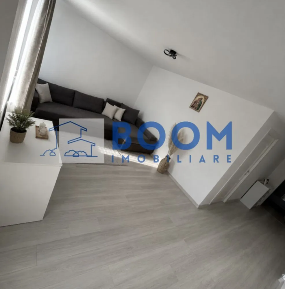 Casa noua | Zona de recreere | Evadare in natura| - BOOM Imobiliare vă prezintă spre vânzare o proprietate deosebită, finalizată în anul 2025, situată într-o zonă pitorească și liniștită din satul Rădăcinești, comuna Berislăvești. Ideală pentru familii sau ca rezidență de vacanță, casa oferă confort modern în mijlocul naturii și este gata pentru mutare imediată.
Suprafață teren: 1.908 mp 
Suprafață casă: ~95 mpu (regim parter)
Deschidere drum: 40 metri liniari
Modernă și luminoasă,casa dispune de două căi de acces și o compartimentare decomandată, optimizată pentru confort:
Living spațios cu lumină naturală generoasă
Bucătărie open-space cu zonă dedicată de dining
Dormitor matrimonial primitor
Cameră copil / birou
Baie mare complet utilată
Hol și spații inteligente pentru depozitare
Proprietatea se vinde complet mobilată și utilată, finisată la standarde actuale:
Încălzire: Centrală pe lemne de 40 kW + puffer de 1000 litri (autonomie ridicată)
Electricitate: Curent trifazic
Utilități: Apă curentă, fosă septică, internet prin fibră optică, cablu TV
Dotări: Electrocasnice și mobilier modern incluse în preț 
Curte și PotențialTerenul generos de aproape 2.000 mp oferă libertate deplină pentru amenajări exterioare: foișor, zonă de grătar, livadă, piscină sau loc de joacă pentru copii.
Proprietatea reprezintă o oportunitate excelentă pentru cei care caută o casă nouă, fără necesitatea unor investiții suplimentare.
Pentru mai multe detalii contactati cu incredere echipa BOOM Imobiliare, specificand ID 3180343