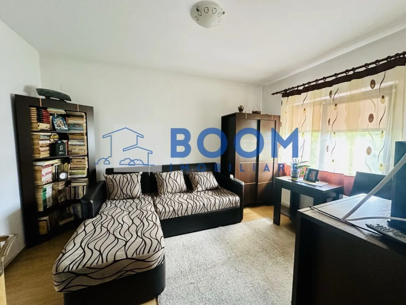 Casa moderna Vladesti | Zona Exclusivista | Curte interioara | - BOOM Imobiliare vă propune spre vânzare o locuință superbă, situată la ieșirea din Râmnicu Vâlcea, în cocheta localitate Vlădești. Proprietatea face parte dintr-un ansamblu rezidențial de case înșiruite, oferind echilibrul perfect între confortul urban și liniștea naturii.
Zonă premium: Amplasată într-un areal extrem de liniștit și curat.
Siguranță și intimitate: Accesul se realizează de pe o stradă privată, destinată exclusiv riveranilor.
Poziționată excelent, la doar câteva minute distanță de oraș.
Suprafață utilă: 140 mp generoși, perfect optimizați pentru o familie.
Număr camere: 4 camere spațioase și luminoase.
Configurație băi: 3 băi moderne (câte una dispusă pe fiecare nivel al casei).
Curte privată: 50 mp, spațiul ideal pentru relaxare, grătar sau un loc de joacă sigur pentru copii.
Living spectaculos: Situat la nivelul inferior, acesta impresionează printr-o înălțime generoasă de aproximativ 4 metri, oferind o senzație deosebită de spațiu și luminozitate.
Dormitor matrimonial: Amplasat la etajul superior, dispune de baie proprie și acces direct către o terasă privată cu vedere relaxantă.
Utilități complete: Proprietatea dispune de toate facilitățile necesare unui stil de viață modern.
Această proprietate reprezintă o oportunitate excelentă de investiție sau locuința ideală pentru cei care își doresc să evadeze din aglomerația orașului, fără a renunța la facilitățile acestuia.
Pentru a programa o vizionare si detalii suplimentare, contactati BOOM Imobiliare, specificand CP3195680