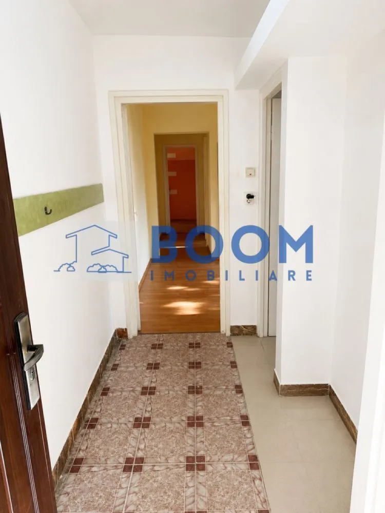 Apartament 3 camere | Zona Hermes | Geam la baie| Decomandat | - BOOM Imobiliare vă prezintă spre vânzare, în regim de reprezentare exclusivă, o locuință ideală pentru cei care își doresc confort si accesibilitate crescute. 
Situat în inima cartierului Ostroveni, în cunoscuta zonă Hermes, acest apartament decomandat reprezintă opțiunea perfectă atât pentru o familie cu copii, cât și pentru persoane care apreciază avantajele unui parter accesibil. Proprietatea este complet finisată, curată și gata de mutare imediată! 
 
Apartamentul se remarcă printr-o compartimentare inteligentă de tip decomandat, care asigură intimitate totală locatarilor și o utilizare maximă a spațiului util: 
Living & Dormitoare: Camere spațioase, inundate de lumină naturală pe tot parcursul zilei, oferind o atmosferă caldă și primitoare. 
Bucătărie: Spațiu optimizat, gata pentru a fi configurat după preferințele dumneavoastră. 
Baie cu geam: Un avantaj major îl reprezintă baia dotată cu fereastră exterioară, asigurând o aerisire naturală eficientă și eliminarea completă a umidității. 
Hol generos: Permite amenajarea unor spații de depozitare suplimentare (dressing/pantofar). 
Pentru cumpărături: La doar 2-3 minute de mers pe jos de Piața Ostroveni, supermarketuri, farmacii și bănci. 
Pentru familii: Școli generale și grădinițe cu program prelungit în imediata vecinătate. Copiii nu vor fi nevoiți să traverseze artere principale de circulație. 
Timp liber: Locuri de joacă moderne pentru copii și spații verzi amenajate chiar lângă bloc. 
Transport: Acces ultra-rapid la stațiile de autobuz și taxi, asigurând legătura directă cu centrul orașului. 
 
Lumină naturală excelentă, o raritate pentru apartamentele situate la parter. 
Geam la baie, un criteriu esențial de confort selectat de majoritatea cumpărătorilor. 
 
Pentru detalii suplimentare, inclusiv consultanta bancara gratuita, pentru obtinerea unui credit ipotecar va rugam sa contactati echipa BOOM Imobiliare, specificand CP3195681