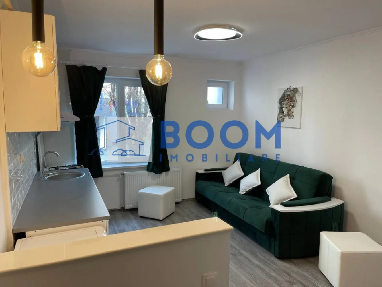 Apartament modern Ultracentral | Loc de parcare inclus | 2 balcoane | - BOOM Imobiliare vă propune spre vânzare un apartament cu 3 camere, finisat și utilat modern, situat în zona ultracentrală, ideal pentru mutare imediată și dotat cu parcare inclusă și boxă la subsol.
Zonă ultracentrală 
Școli și grădinițe în imediata apropiere.
Acces facil către Piața Centrală.
Parcuri și locuri de agrement la câțiva pași.
Dormitoare: 2 camere luminoase și spațioase.
Bucătărie: Spațiu generos, complet mobilat și utilat.
Balcoane: 2 terase foarte mari, ideale pentru relaxare.
Baie: Dotată cu geam exterior pentru aerisire naturală.
Depozitare: Boxă proprie situată la subsolul blocului.
Parcare: Loc de parcare privat inclus în preț.
Interior: Finisaje moderne de calitate superioară.
Mobilier: Se vinde complet mobilat și utilat.
Disponibilitate: Eliberabil imediat, cheile se predau la semnare.

Pentru a stabili o vizionare sau pentru a afla detalii despre preț, vă rugăm să ne contactați menționând agenția BOOM Imobiliare CP3195683