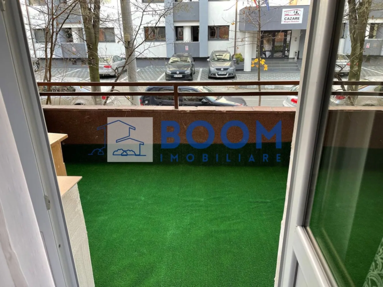 Apartament modern Ultracentral | Loc de parcare inclus | 2 balcoane | - BOOM Imobiliare vă propune spre vânzare un apartament cu 3 camere, finisat și utilat modern, situat în zona ultracentrală, ideal pentru mutare imediată și dotat cu parcare inclusă și boxă la subsol.
Zonă ultracentrală 
Școli și grădinițe în imediata apropiere.
Acces facil către Piața Centrală.
Parcuri și locuri de agrement la câțiva pași.
Dormitoare: 2 camere luminoase și spațioase.
Bucătărie: Spațiu generos, complet mobilat și utilat.
Balcoane: 2 terase foarte mari, ideale pentru relaxare.
Baie: Dotată cu geam exterior pentru aerisire naturală.
Depozitare: Boxă proprie situată la subsolul blocului.
Parcare: Loc de parcare privat inclus în preț.
Interior: Finisaje moderne de calitate superioară.
Mobilier: Se vinde complet mobilat și utilat.
Disponibilitate: Eliberabil imediat, cheile se predau la semnare.

Pentru a stabili o vizionare sau pentru a afla detalii despre preț, vă rugăm să ne contactați menționând agenția BOOM Imobiliare CP3195683