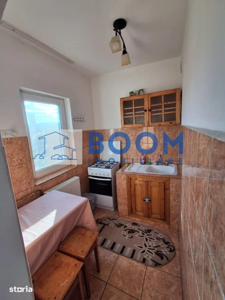 Garsoniera decomandata | Complet mobilata si utilata | 28 mpu | - BOOM Imobiliare vă propune spre vânzare o garsonieră confortabilă și luminoasă, ideală pentru locuit sau investiție. Proprietatea are o suprafață utilă de 28 mp și este situată la etajul 4 al unui imobil din zona Dovali. Locuința se vinde complet mobilată și utilată, fiind pregătită pentru mutare imediată.
Suprafață: 28 mp utili
Etaj: 4
Stare: Finisată, mobilată modern, utilată complet
Cumpărături: Acces pietonal rapid la supermarketuri
Educație: Școli și grădinițe în imediata apropiere
Transport: Stații de autobuz la doar câteva minute distanță
Pentru mai multe informații sau pentru a programa o vizionare, contactați echipa BOOM Imobiliare CP3195684