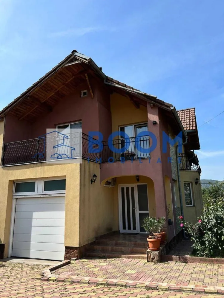 Casa de vanzare | Zona Straubing | Panouri fotovoltaice | 2 centrale | - BOOM Imobiliare vă propune spre vânzare o casă deosebită, excelent compartimentată, situată într-o zonă liniștită și căutată din cartierul Goranu, pe strada Straubing. Proprietatea este ideală pentru o familie care își dorește confort, independență energetică și spații generoase pentru relaxare.
Configurație inteligentă: Încăperi luminoase, optimizate pentru a oferi confort și intimitate.
Zone de relaxare: Terase spațioase, ideale pentru cafeaua de dimineață sau seri liniștite.
Curte amenajată: Foișor primitor pentru agrement, perfect pentru grătare și întâlniri cu prietenii.
Parcare: Garaj propriu, oferind siguranță pentru mașina dumneavoastră și spațiu suplimentar de depozitare.
Proprietatea este proiectată pentru costuri minime de întreținere și confort termic absolut, dispunând de:
Sistem hibrid de încălzire: Două centrale termice funcționale (o centrală pe gaz și o centrală pe combustibil solid).
Energie verde: Panouri fotovoltaice gata instalate, care reduc considerabil facturile de energie electrică.
Casa se află pe strada Straubing, în Goranu, o zonă curată și aerisită, cu acces rapid către principalele puncte de interes ale orașului.

Pentru mai multe detalii, fotografii suplimentare sau pentru a programa o vizionare, contactați cu încredere echipa BOOMImobiliare, specificand CP3195682