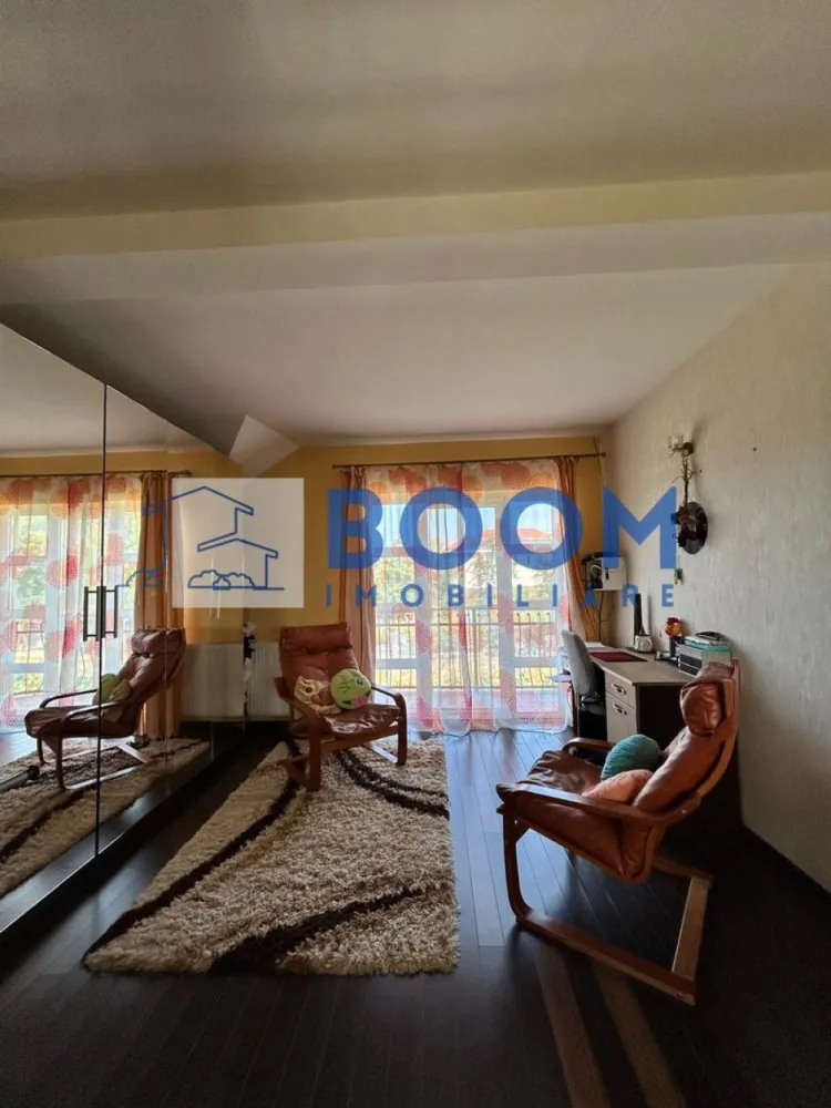 Casa de vanzare | Zona Straubing | Panouri fotovoltaice | 2 centrale | - BOOM Imobiliare vă propune spre vânzare o casă deosebită, excelent compartimentată, situată într-o zonă liniștită și căutată din cartierul Goranu, pe strada Straubing. Proprietatea este ideală pentru o familie care își dorește confort, independență energetică și spații generoase pentru relaxare.
Configurație inteligentă: Încăperi luminoase, optimizate pentru a oferi confort și intimitate.
Zone de relaxare: Terase spațioase, ideale pentru cafeaua de dimineață sau seri liniștite.
Curte amenajată: Foișor primitor pentru agrement, perfect pentru grătare și întâlniri cu prietenii.
Parcare: Garaj propriu, oferind siguranță pentru mașina dumneavoastră și spațiu suplimentar de depozitare.
Proprietatea este proiectată pentru costuri minime de întreținere și confort termic absolut, dispunând de:
Sistem hibrid de încălzire: Două centrale termice funcționale (o centrală pe gaz și o centrală pe combustibil solid).
Energie verde: Panouri fotovoltaice gata instalate, care reduc considerabil facturile de energie electrică.
Casa se află pe strada Straubing, în Goranu, o zonă curată și aerisită, cu acces rapid către principalele puncte de interes ale orașului.

Pentru mai multe detalii, fotografii suplimentare sau pentru a programa o vizionare, contactați cu încredere echipa BOOMImobiliare, specificand CP3195682