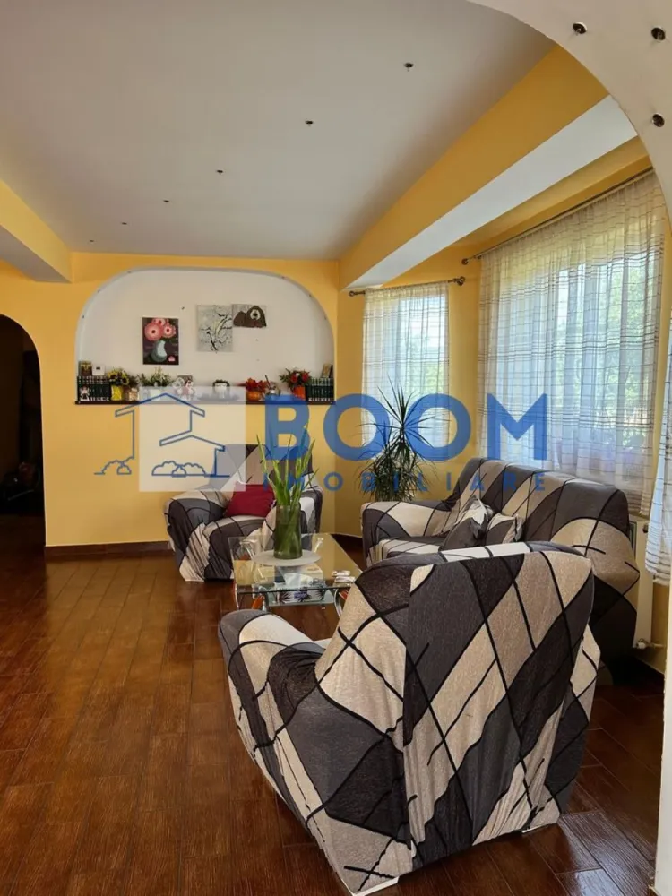 Casa de vanzare | Zona Straubing | Panouri fotovoltaice | 2 centrale | - BOOM Imobiliare vă propune spre vânzare o casă deosebită, excelent compartimentată, situată într-o zonă liniștită și căutată din cartierul Goranu, pe strada Straubing. Proprietatea este ideală pentru o familie care își dorește confort, independență energetică și spații generoase pentru relaxare.
Configurație inteligentă: Încăperi luminoase, optimizate pentru a oferi confort și intimitate.
Zone de relaxare: Terase spațioase, ideale pentru cafeaua de dimineață sau seri liniștite.
Curte amenajată: Foișor primitor pentru agrement, perfect pentru grătare și întâlniri cu prietenii.
Parcare: Garaj propriu, oferind siguranță pentru mașina dumneavoastră și spațiu suplimentar de depozitare.
Proprietatea este proiectată pentru costuri minime de întreținere și confort termic absolut, dispunând de:
Sistem hibrid de încălzire: Două centrale termice funcționale (o centrală pe gaz și o centrală pe combustibil solid).
Energie verde: Panouri fotovoltaice gata instalate, care reduc considerabil facturile de energie electrică.
Casa se află pe strada Straubing, în Goranu, o zonă curată și aerisită, cu acces rapid către principalele puncte de interes ale orașului.

Pentru mai multe detalii, fotografii suplimentare sau pentru a programa o vizionare, contactați cu încredere echipa BOOMImobiliare, specificand CP3195682