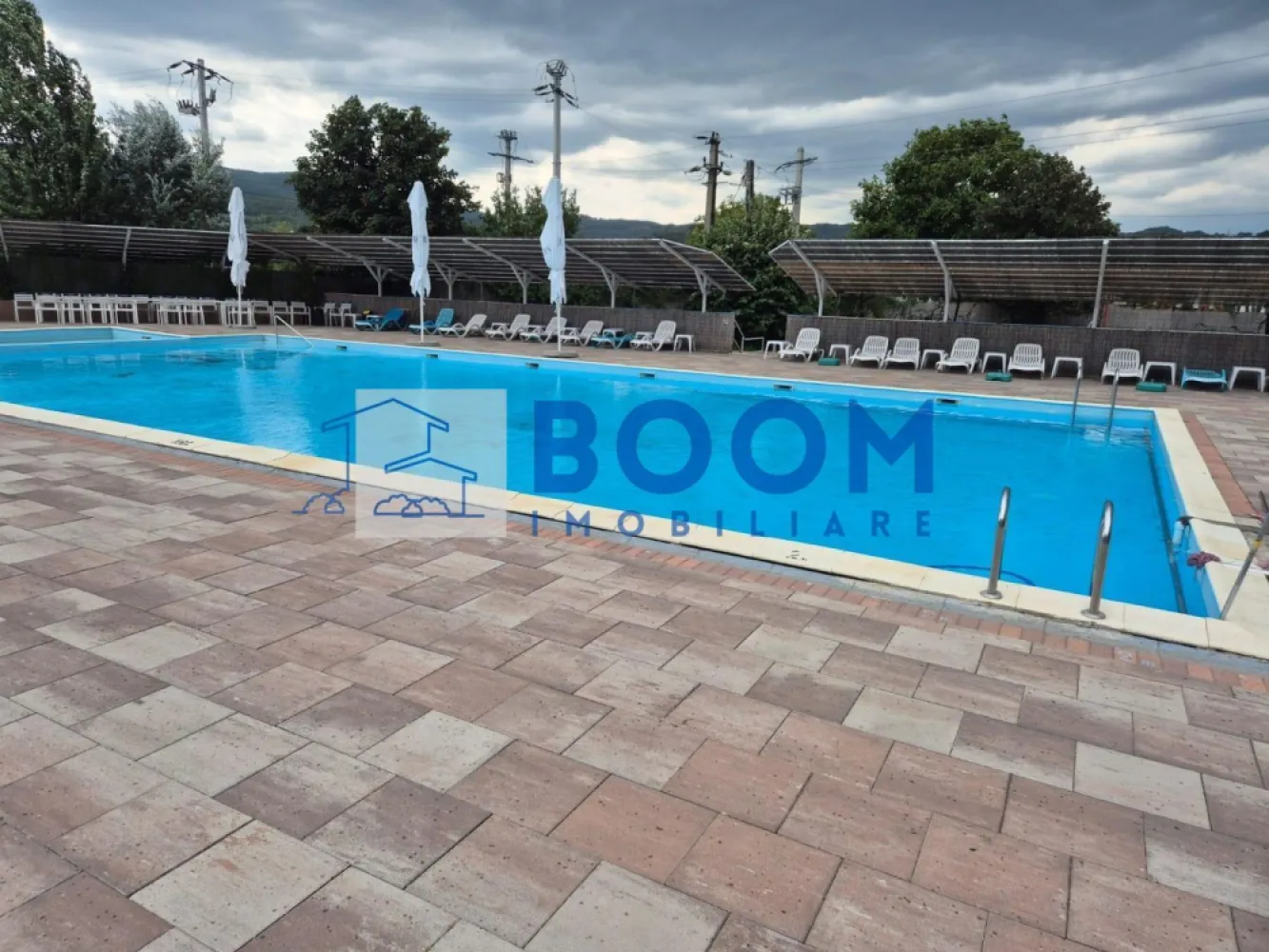 Complex HoReCa | Daesti, Râmnicu Vâlcea | 320 mp, teren 4.100 mp - Complex HoReCa stradal, cu piscină, restaurant și spații pentru evenimente, în Daesti, Râmnicu Vâlcea. Proprietatea are 320 mp utili și un teren generos de 4.100 mp, fiind o ofertă completă pentru activități de relaxare, servire și organizare de evenimente.

Detalii proprietate:
• Construcție din 2020
• Piesă centrală: bazin de înot de aproximativ 230 mp, cu zonă pentru adulți și bazin separat pentru copii
• Trei terase, dintre care două acoperite, plus o terasă lângă piscina principală
• Bar exterior cu design exotic, restaurant cu aproximativ 100 de locuri
• Bucătărie profesională complet utilată, mobilier, șezlonguri, aranjamente și echipamente existente
• Predare la cheie, cu istoric de peste 15 ani pe piață

Contextul locației este un avantaj real pentru acest tip de activitate: amplasament stradal, cu acces facil și vizibilitate bună, într-o zonă care permite organizarea de evenimente fără a deranja vecinătățile. Poziționarea oferă acces rapid spre Râmnicu Vâlcea și spre zona Călimănești.

Pentru detalii suplimentare și programarea unei vizionări, contactați echipa BOOM Imobiliare. Cod anunț CP3195703 .