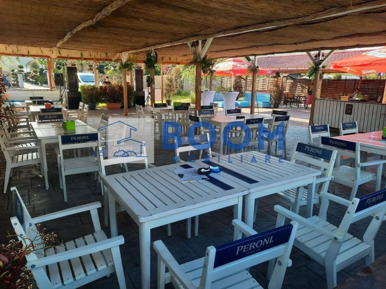 Complex HoReCa | Daesti, Râmnicu Vâlcea | 320 mp, teren 4.100 mp - Complex HoReCa stradal, cu piscină, restaurant și spații pentru evenimente, în Daesti, Râmnicu Vâlcea. Proprietatea are 320 mp utili și un teren generos de 4.100 mp, fiind o ofertă completă pentru activități de relaxare, servire și organizare de evenimente.

Detalii proprietate:
• Construcție din 2020
• Piesă centrală: bazin de înot de aproximativ 230 mp, cu zonă pentru adulți și bazin separat pentru copii
• Trei terase, dintre care două acoperite, plus o terasă lângă piscina principală
• Bar exterior cu design exotic, restaurant cu aproximativ 100 de locuri
• Bucătărie profesională complet utilată, mobilier, șezlonguri, aranjamente și echipamente existente
• Predare la cheie, cu istoric de peste 15 ani pe piață

Contextul locației este un avantaj real pentru acest tip de activitate: amplasament stradal, cu acces facil și vizibilitate bună, într-o zonă care permite organizarea de evenimente fără a deranja vecinătățile. Poziționarea oferă acces rapid spre Râmnicu Vâlcea și spre zona Călimănești.

Pentru detalii suplimentare și programarea unei vizionări, contactați echipa BOOM Imobiliare. Cod anunț CP3195703 .