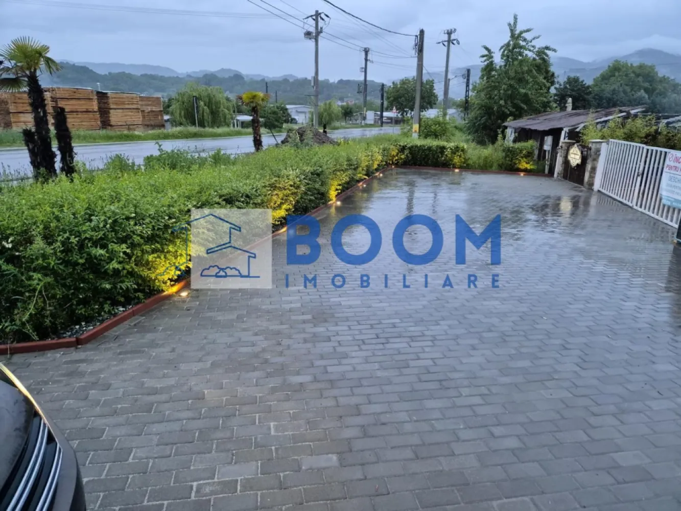 Complex HoReCa | Daesti, Râmnicu Vâlcea | 320 mp, teren 4.100 mp - Complex HoReCa stradal, cu piscină, restaurant și spații pentru evenimente, în Daesti, Râmnicu Vâlcea. Proprietatea are 320 mp utili și un teren generos de 4.100 mp, fiind o ofertă completă pentru activități de relaxare, servire și organizare de evenimente.

Detalii proprietate:
• Construcție din 2020
• Piesă centrală: bazin de înot de aproximativ 230 mp, cu zonă pentru adulți și bazin separat pentru copii
• Trei terase, dintre care două acoperite, plus o terasă lângă piscina principală
• Bar exterior cu design exotic, restaurant cu aproximativ 100 de locuri
• Bucătărie profesională complet utilată, mobilier, șezlonguri, aranjamente și echipamente existente
• Predare la cheie, cu istoric de peste 15 ani pe piață

Contextul locației este un avantaj real pentru acest tip de activitate: amplasament stradal, cu acces facil și vizibilitate bună, într-o zonă care permite organizarea de evenimente fără a deranja vecinătățile. Poziționarea oferă acces rapid spre Râmnicu Vâlcea și spre zona Călimănești.

Pentru detalii suplimentare și programarea unei vizionări, contactați echipa BOOM Imobiliare. Cod anunț CP3195703 .