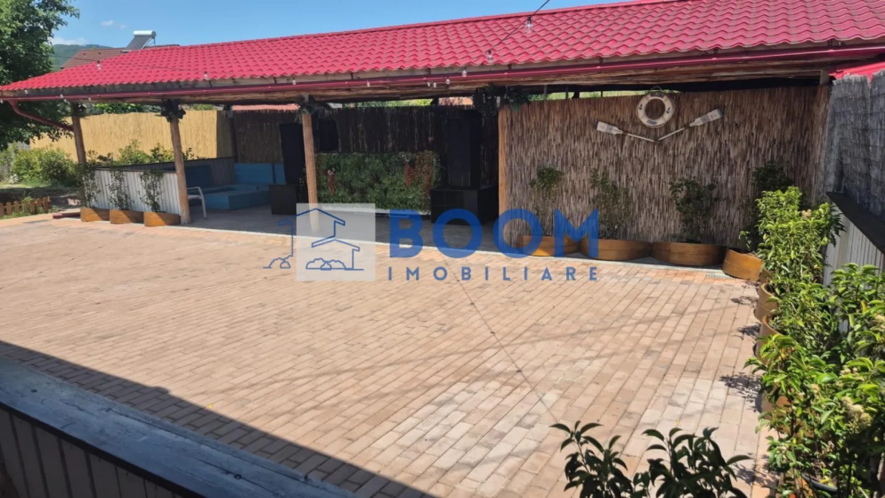 Complex HoReCa | Daesti, Râmnicu Vâlcea | 320 mp, teren 4.100 mp - Complex HoReCa stradal, cu piscină, restaurant și spații pentru evenimente, în Daesti, Râmnicu Vâlcea. Proprietatea are 320 mp utili și un teren generos de 4.100 mp, fiind o ofertă completă pentru activități de relaxare, servire și organizare de evenimente.

Detalii proprietate:
• Construcție din 2020
• Piesă centrală: bazin de înot de aproximativ 230 mp, cu zonă pentru adulți și bazin separat pentru copii
• Trei terase, dintre care două acoperite, plus o terasă lângă piscina principală
• Bar exterior cu design exotic, restaurant cu aproximativ 100 de locuri
• Bucătărie profesională complet utilată, mobilier, șezlonguri, aranjamente și echipamente existente
• Predare la cheie, cu istoric de peste 15 ani pe piață

Contextul locației este un avantaj real pentru acest tip de activitate: amplasament stradal, cu acces facil și vizibilitate bună, într-o zonă care permite organizarea de evenimente fără a deranja vecinătățile. Poziționarea oferă acces rapid spre Râmnicu Vâlcea și spre zona Călimănești.

Pentru detalii suplimentare și programarea unei vizionări, contactați echipa BOOM Imobiliare. Cod anunț CP3195703 .