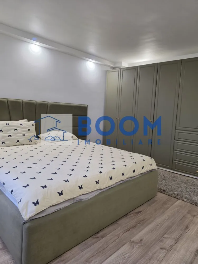 Vila moderna Fedelesoiu | Canalizare | Centrala peleti | Gaz limita proprietate - BOOM Imobiliare vă propune spre vânzare o vilă spectaculoasă, ideală pentru o familie care își dorește confort, spațiu generos și o oază de liniște într-o zonă excelentă din Fedeleșoiu. Se accepta si schimb cu apartament 3-4 camere, plus diferenta.
________________________________________
• Localizare: Fedeleșoiu, Strada Brigăzii
• Suprafață teren: 650 mp (curte generoasă cu grădină )
• Configurație: Parter + Etaj + Mansardă
• Suprafață utilă parter + etaj: 220 mpu
• Suprafață utilă mansardă: 80 mpu
________________________________________
Parter:
• Living spațios și luminos
• Dormitoare primitoare
• Bucătărie completă
• Baie și hol de acces
Etaj:
• Living secundar / Zonă de relaxare
• Dormitor matrimonial
• Bucătărie proprie (ideal pentru independență sau familii extinse)
• Zonă dedicată pentru lectură
• Dressing spațios
Mansardă:
• Suprafață deschisă de 80 mp
________________________________________
• Încălzire eficientă: Centrală pe peleți KEPO 35 KW
• Apă caldă: Boiler Gorenje performant
• Utilități active: Canalizare racordată, curent electric
• Utilități la poartă: Gaz disponibil la limita proprietății
• Exterior: Curte mare, perfectă pentru relaxare, grătar sau spațiu de joacă
• Facilități zonale: Magazin alimentar în imediata apropiere, acces facil și rapid către oraș
________________________________________
Proprietatea este pregătită pentru a deveni noua dumneavoastră casă. Pentru detalii suplimentare, contactați BOOM Imobiliare, specificand CP3195676