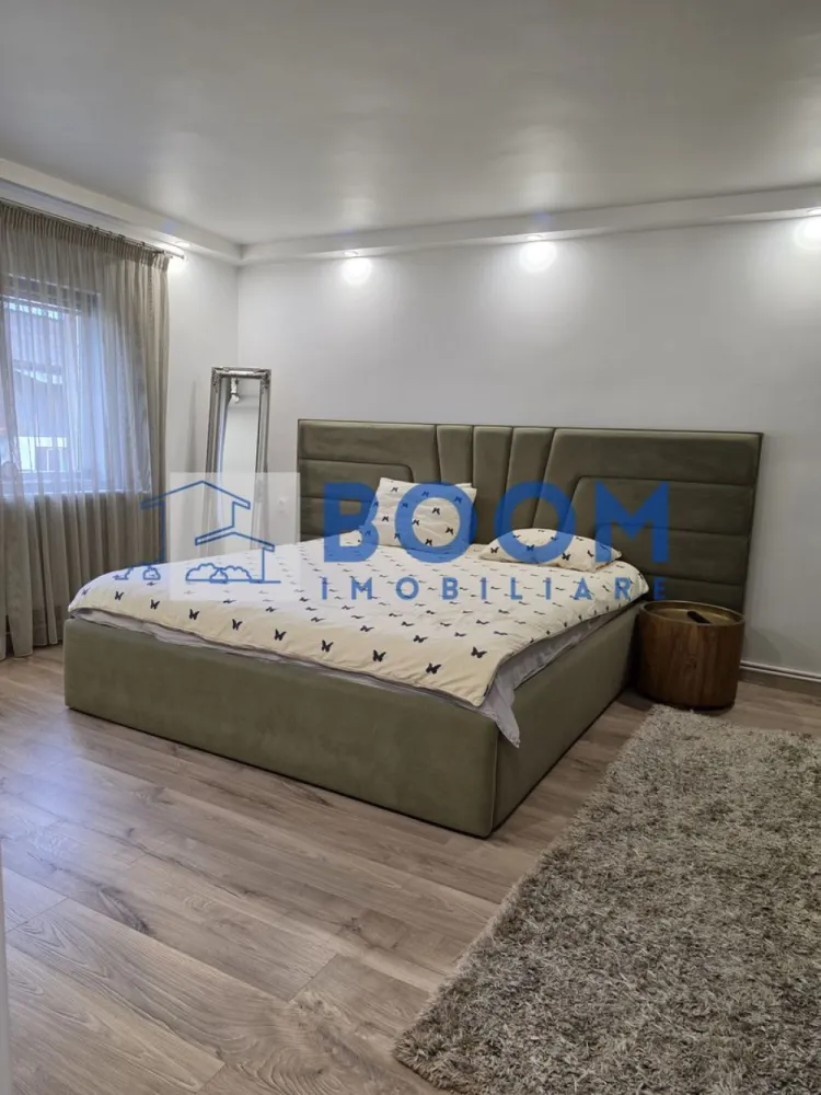 Vila moderna Fedelesoiu | Canalizare | Centrala peleti | Gaz limita proprietate - BOOM Imobiliare vă propune spre vânzare o vilă spectaculoasă, ideală pentru o familie care își dorește confort, spațiu generos și o oază de liniște într-o zonă excelentă din Fedeleșoiu. Se accepta si schimb cu apartament 3-4 camere, plus diferenta.
________________________________________
• Localizare: Fedeleșoiu, Strada Brigăzii
• Suprafață teren: 650 mp (curte generoasă cu grădină )
• Configurație: Parter + Etaj + Mansardă
• Suprafață utilă parter + etaj: 220 mpu
• Suprafață utilă mansardă: 80 mpu
________________________________________
Parter:
• Living spațios și luminos
• Dormitoare primitoare
• Bucătărie completă
• Baie și hol de acces
Etaj:
• Living secundar / Zonă de relaxare
• Dormitor matrimonial
• Bucătărie proprie (ideal pentru independență sau familii extinse)
• Zonă dedicată pentru lectură
• Dressing spațios
Mansardă:
• Suprafață deschisă de 80 mp
________________________________________
• Încălzire eficientă: Centrală pe peleți KEPO 35 KW
• Apă caldă: Boiler Gorenje performant
• Utilități active: Canalizare racordată, curent electric
• Utilități la poartă: Gaz disponibil la limita proprietății
• Exterior: Curte mare, perfectă pentru relaxare, grătar sau spațiu de joacă
• Facilități zonale: Magazin alimentar în imediata apropiere, acces facil și rapid către oraș
________________________________________
Proprietatea este pregătită pentru a deveni noua dumneavoastră casă. Pentru detalii suplimentare, contactați BOOM Imobiliare, specificand CP3195676