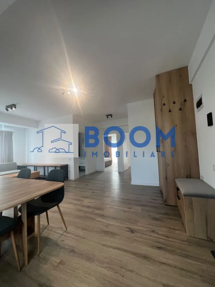 Apartament 3 camere decomandat | Central, Râmnicu Vâlcea | 73 mp, parcare, 2024 - Apartament cu 3 camere decomandat, situat în zona Centrală din Râmnicu Vâlcea, într-un imobil boutique modern cu regim redus de înălțime. Locuința are 73 mp utili, 84 mp total și este potrivită pentru cei care caută o proprietate spațioasă, bine organizată și gata de mutare.

Detalii proprietate:
• etaj 1 din 3
• suprafață utilă 73 mp, suprafață totală 84 mp
• 3 camere, 2 băi, 1 bucătărie
• 2 balcoane
• compartimentare decomandată
• complet mobilat și utilat modern
• finisaje, mobilier și electrocasnice noi
• loc de parcare subteran inclus

Context zonă:
Poziționarea oferă acces rapid către Parcul Zăvoi, parcuri, instituții, zone comerciale și principalele puncte de interes ale orașului. Zona Centrală susține un stil de viață comod, cu acces facil la reperele importante din Râmnicu Vâlcea și avantajul unei locații apreciate pentru mobilitate și confort.

Cod anunț CP3195704. Pentru mai multe detalii și programarea unei vizionări, contactați-ne.