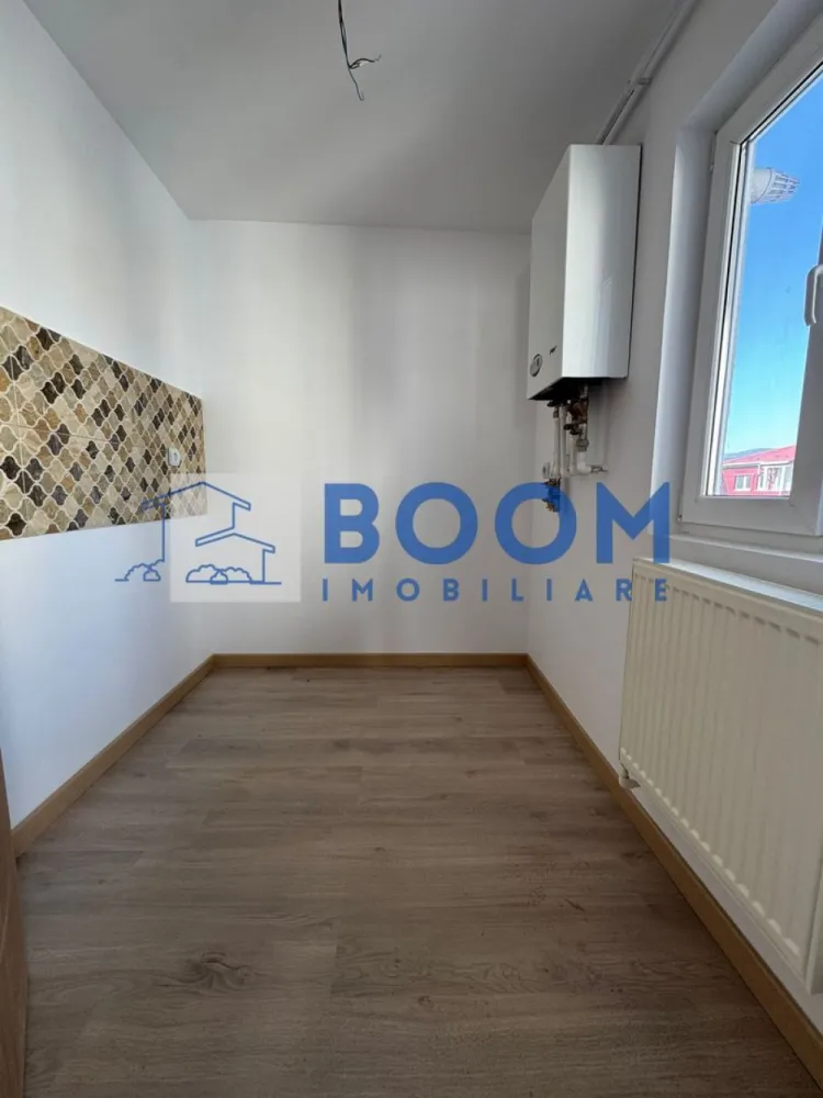 Garsoniera | Ostroveni| 24,6 MP - BOOM Imobiliare vă propune spre vânzare o garsonieră nouă, decomandată, situată în cartierul Ostroveni, zona Tic-Tac, o zonă apreciată pentru accesul facil către magazine, transport public și alte puncte de interes ale orașului.

Locuința este amplasată la mansarda unui imobil cu regim de înălțime P+4+M, mansardă recent construită și finalizată în anul 2026, realizată la standarde moderne.

Garsoniera se vinde la cheie, fiind complet finisată și pregătită pentru mutare imediată. Aceasta beneficiază de finisaje noi și moderne, precum:

* gresie
* faianță
* parchet
* obiecte sanitare noi

În plus, proprietatea dispune de balcon, oferind un spațiu suplimentar pentru relaxare.

Din punct de vedere al confortului, locuința este dotată cu centrală termică proprie, asigurând eficiență energetică și control asupra costurilor de încălzire.

Fiind o locuință nouă, cu toate dotările neutilizate, această proprietate reprezintă o alegere ideală atât pentru locuit, cât și pentru investiție (închiriere). 

Prețurile pornesc de la 24.600 € și ajung până la 30.700 € (TVA inclus), în funcție de suprafață și compartimentare, fiind vorba despre construcție nouă.

Pentru mai multe informații sau pentru programarea unei vizionări, echipa BOOM Imobiliare vă stă la dispoziție.

ID: CP3195710
