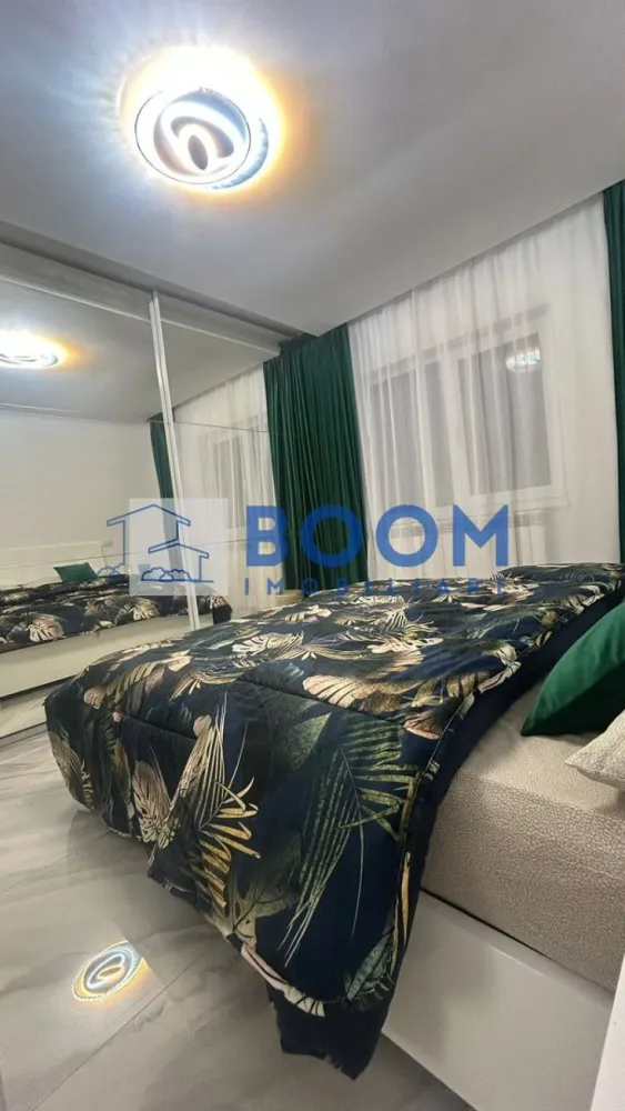 Apartament 3 camere | Parter | Mobilat si Utilat | Zona Nord - Apartament 3 camere de vânzare – Zona Nord, Calea lui Traian

Agenția BOOM Imobiliare vă propune spre vânzare un apartament cu 3 camere, situat la parterul unui bloc liniștit, cu o singură scară, în zona Nord – Calea lui Traian.

Locuința este complet renovată, fiind ideală pentru mutare imediată, fără investiții suplimentare.

Apartamentul dispune de un living spațios cu balcon, open space cu bucătăria, două dormitoare și două băi, oferind o compartimentare modernă și funcțională.

Beneficiază de centrală termică proprie, instalații electrice și sanitare schimbate integral și se vinde complet mobilat și utilat. În plus, include și o boxă pentru depozitare. Blocul este curat și liniștit, cu vecini civilizați.

Localizarea este excelentă, în imediata apropiere de Spitalul Județean, Biserica din Nord, Piața Nord, școli, licee, magazine și mijloace de transport.

Apartamentul este potrivit atât pentru locuință proprie, cât și pentru investiție, inclusiv pentru cabinet sau birou, datorită poziționării la parter și accesibilității. - CP3195690