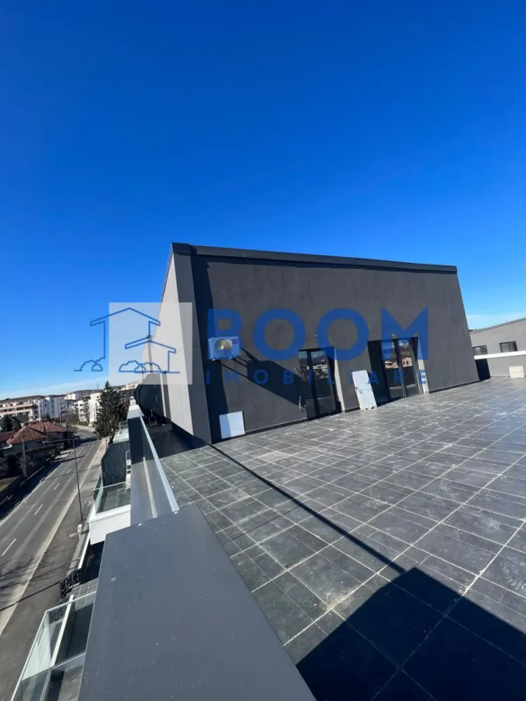 Apartament 3 camere | Penthouse | Bloc Nou | Ostroveni - BOOM Imobiliare vă propune spre vânzare un apartament exclusivist cu 3 camere, tip penthouse, situat în Râmnicu Vâlcea, în cartierul Ostroveni, în zona Bulevardului Dem Rădulescu – una dintre cele mai apreciate zone rezidențiale ale orașului.

Proprietatea este amplasată într-un bloc nou, finalizat în anul 2025 și intabulat, cu regim mic de înălțime (P+3), oferind un plus de confort, intimitate și liniște.

Apartamentul impresionează prin suprafața totală generoasă de 172 mp, compartimentarea eficientă și finisajele premium, fiind alegerea ideală pentru cei care își doresc un stil de viață modern și rafinat.

Locuința dispune de:

* living spațios și luminos
* 2 dormitoare
* 2 grupuri sanitare
* o terasă generoasă ce oferă un view panoramic deosebit asupra zonei

Terasa reprezintă un spațiu perfect pentru relaxare, socializare sau amenajarea unei zone private de petrecere a timpului liber.

Din punct de vedere al confortului, apartamentul beneficiază de dotări moderne:

* încălzire în pardoseală
* aer condiționat

Imobilul este construit la standarde ridicate, având placă de beton deasupra ultimului etaj și acoperiș, oferind astfel un plus de izolare și durabilitate.

În prețul afișat este inclus și un loc de parcare subteran / garaj, un avantaj important pentru confortul viitorilor proprietari.

Datorită poziționării excelente, suprafeței generoase și dotărilor premium, această proprietate reprezintă o oportunitate ideală atât pentru locuit, cât și pentru investiție.

Pentru mai multe informații sau pentru programarea unei vizionări, echipa BOOM Imobiliare vă stă la dispoziție.

ID : CP3195711