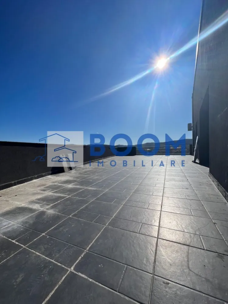 Apartament 3 camere | Penthouse | Bloc Nou | Ostroveni - BOOM Imobiliare vă propune spre vânzare un apartament exclusivist cu 3 camere, tip penthouse, situat în Râmnicu Vâlcea, în cartierul Ostroveni, în zona Bulevardului Dem Rădulescu – una dintre cele mai apreciate zone rezidențiale ale orașului.

Proprietatea este amplasată într-un bloc nou, finalizat în anul 2025 și intabulat, cu regim mic de înălțime (P+3), oferind un plus de confort, intimitate și liniște.

Apartamentul impresionează prin suprafața totală generoasă de 172 mp, compartimentarea eficientă și finisajele premium, fiind alegerea ideală pentru cei care își doresc un stil de viață modern și rafinat.

Locuința dispune de:

* living spațios și luminos
* 2 dormitoare
* 2 grupuri sanitare
* o terasă generoasă ce oferă un view panoramic deosebit asupra zonei

Terasa reprezintă un spațiu perfect pentru relaxare, socializare sau amenajarea unei zone private de petrecere a timpului liber.

Din punct de vedere al confortului, apartamentul beneficiază de dotări moderne:

* încălzire în pardoseală
* aer condiționat

Imobilul este construit la standarde ridicate, având placă de beton deasupra ultimului etaj și acoperiș, oferind astfel un plus de izolare și durabilitate.

În prețul afișat este inclus și un loc de parcare subteran / garaj, un avantaj important pentru confortul viitorilor proprietari.

Datorită poziționării excelente, suprafeței generoase și dotărilor premium, această proprietate reprezintă o oportunitate ideală atât pentru locuit, cât și pentru investiție.

Pentru mai multe informații sau pentru programarea unei vizionări, echipa BOOM Imobiliare vă stă la dispoziție.

ID : CP3195711