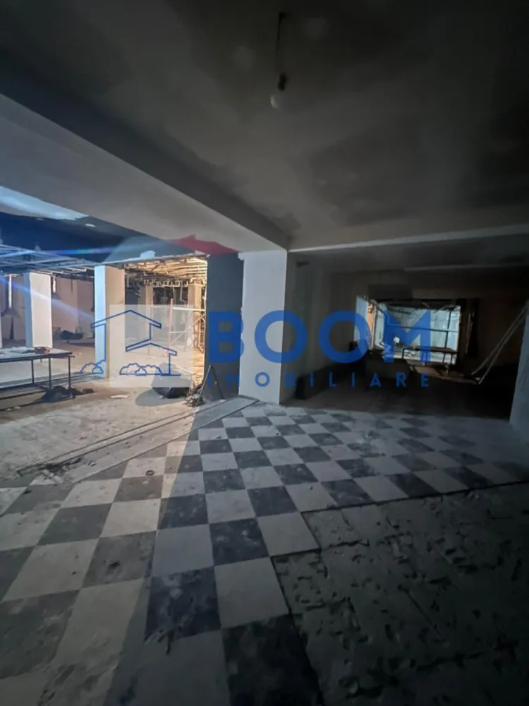 Spatiu Comercial | Ultracentral - BOOM Imobiliare vă propune spre vânzare un spațiu comercial de mari dimensiuni, situat ultracentral, în municipiul Râmnicu Vâlcea – o zonă cu vizibilitate excelentă și acces facil.

Imobilul este amplasat la demisol și are o suprafață totală de 671 mp, oferind un spațiu generos, cu multiple posibilități de compartimentare și amenajare.

Proprietatea dispune de:

* Două ieșiri existente
* Posibilitatea amenajării unei a treia ieșiri, un avantaj major pentru activități comerciale
* Înălțime generoasa, care permite desfășurarea diverselor tipuri de activități

Datorită dimensiunii și configurației, spațiul este pretabil pentru:

* Cazino
* Sală de bowling
* Sală de jocuri pentru copii
* Magazine textile
* Showroom-uri
* Activități recreative sau comerciale diverse

Poziționarea ultracentrală oferă un vad comercial foarte bun și potențial ridicat de investiție, fiind ideal atât pentru dezvoltarea unei afaceri proprii, cât și pentru obținerea unui randament atractiv din închiriere.

Pentru informații suplimentare și programarea unei vizionări, echipa BOOM Imobiliare vă stă la dispoziție.

ID: CP3195714