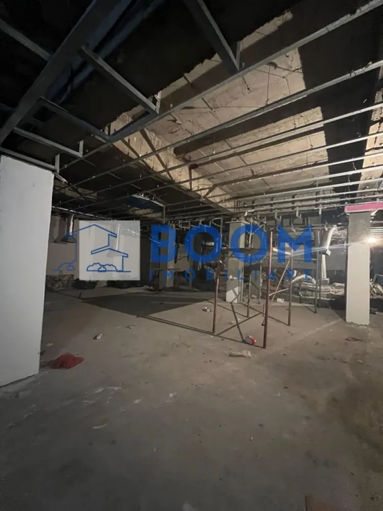 Spatiu Comercial | Ultracentral - BOOM Imobiliare vă propune spre vânzare un spațiu comercial de mari dimensiuni, situat ultracentral, în municipiul Râmnicu Vâlcea – o zonă cu vizibilitate excelentă și acces facil.

Imobilul este amplasat la demisol și are o suprafață totală de 671 mp, oferind un spațiu generos, cu multiple posibilități de compartimentare și amenajare.

Proprietatea dispune de:

* Două ieșiri existente
* Posibilitatea amenajării unei a treia ieșiri, un avantaj major pentru activități comerciale
* Înălțime generoasa, care permite desfășurarea diverselor tipuri de activități

Datorită dimensiunii și configurației, spațiul este pretabil pentru:

* Cazino
* Sală de bowling
* Sală de jocuri pentru copii
* Magazine textile
* Showroom-uri
* Activități recreative sau comerciale diverse

Poziționarea ultracentrală oferă un vad comercial foarte bun și potențial ridicat de investiție, fiind ideal atât pentru dezvoltarea unei afaceri proprii, cât și pentru obținerea unui randament atractiv din închiriere.

Pentru informații suplimentare și programarea unei vizionări, echipa BOOM Imobiliare vă stă la dispoziție.

ID: CP3195714