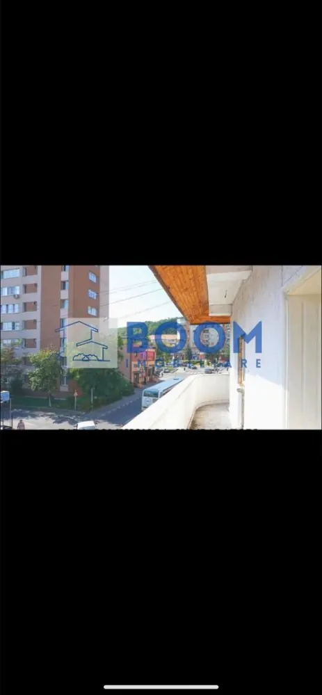 Spatiu comercial | Rezidential | Piata Nord - BOOM Imobiliare vă propune spre vânzare o clădire P+2+M situată în municipiul Râmnicu Vâlcea, în cartierul Nord, zona Piață – o locație excelentă, cu vizibilitate foarte bună și acces facil către principalele puncte de interes ale orașului.

Imobilul are o suprafață de aproximativ 400 mp și este compartimentat eficient, fiind ideal atât pentru locuință individuală, cât și pentru activități comerciale sau de birouri (sediu firmă, clinică medicală, cabinete, after-school, spații administrative etc.).

Proprietatea dispune de:

* Regim de înălțime Parter + 2 Etaje + Mansardă
* Spații generoase și luminoase
* Compartimentare flexibilă, adaptabilă diverselor tipuri de activitate
* Locuri de parcare închiriate de la primărie, un avantaj important pentru viitorii proprietari, angajați sau clienți

Poziționarea în zona Pieței Nord oferă un vad comercial bun și potențial ridicat de investiție, fiind potrivită atât pentru utilizare proprie, cât și pentru dezvoltarea unei afaceri sau obținerea de venit din chirii.

Pentru mai multe informații și programarea unei vizionări, echipa BOOM Imobiliare vă stă la dispoziție.

ID : CP3195715