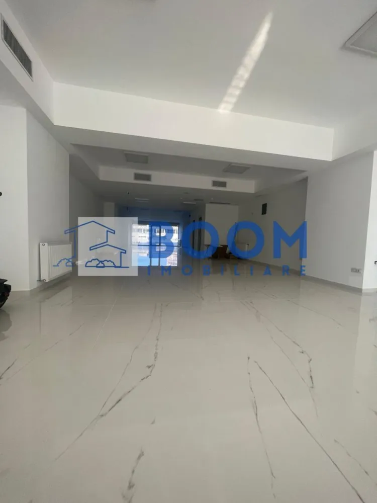 Spatiu Comercial | Zona Centrala Kauffland | 156 MP - BOOM Imobiliare vă propune spre inchiriere un spațiu comercial modern, situat în Ansamblul Rezidențial Central din Râmnicu Vâlcea, într-o zonă cu vizibilitate foarte bună și acces facil.

Imobilul are o suprafață utilă de 156 mp, fiind ideal pentru diverse activități comerciale sau de servicii (clinică medicală, birouri, showroom, salon, activități educaționale etc.).

Spațiul beneficiază de:

* Două intrări, oferind flexibilitate în organizare și flux operațional
* Două grupuri sanitare
* Amenajări moderne, realizate cu atenție la detalii
* Centrală termică proprie, pentru control eficient al costurilor
* Sistem de ventilație, asigurând un climat optim pentru desfășurarea activității

Poziționarea în cadrul unui ansamblu rezidențial central oferă acces la un vad comercial bun și potențial ridicat de dezvoltare a afacerii.

Pentru informații suplimentare sau programarea unei vizionări, echipa BOOM Imobiliare vă stă la dispoziție.

ID : CP3195717