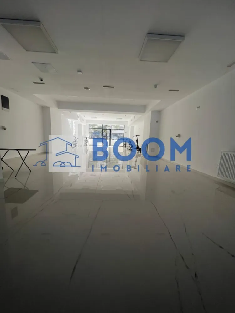 Spatiu Comercial | Zona Centrala Kauffland | 156 MP - BOOM Imobiliare vă propune spre inchiriere un spațiu comercial modern, situat în Ansamblul Rezidențial Central din Râmnicu Vâlcea, într-o zonă cu vizibilitate foarte bună și acces facil.

Imobilul are o suprafață utilă de 156 mp, fiind ideal pentru diverse activități comerciale sau de servicii (clinică medicală, birouri, showroom, salon, activități educaționale etc.).

Spațiul beneficiază de:

* Două intrări, oferind flexibilitate în organizare și flux operațional
* Două grupuri sanitare
* Amenajări moderne, realizate cu atenție la detalii
* Centrală termică proprie, pentru control eficient al costurilor
* Sistem de ventilație, asigurând un climat optim pentru desfășurarea activității

Poziționarea în cadrul unui ansamblu rezidențial central oferă acces la un vad comercial bun și potențial ridicat de dezvoltare a afacerii.

Pentru informații suplimentare sau programarea unei vizionări, echipa BOOM Imobiliare vă stă la dispoziție.

ID : CP3195717