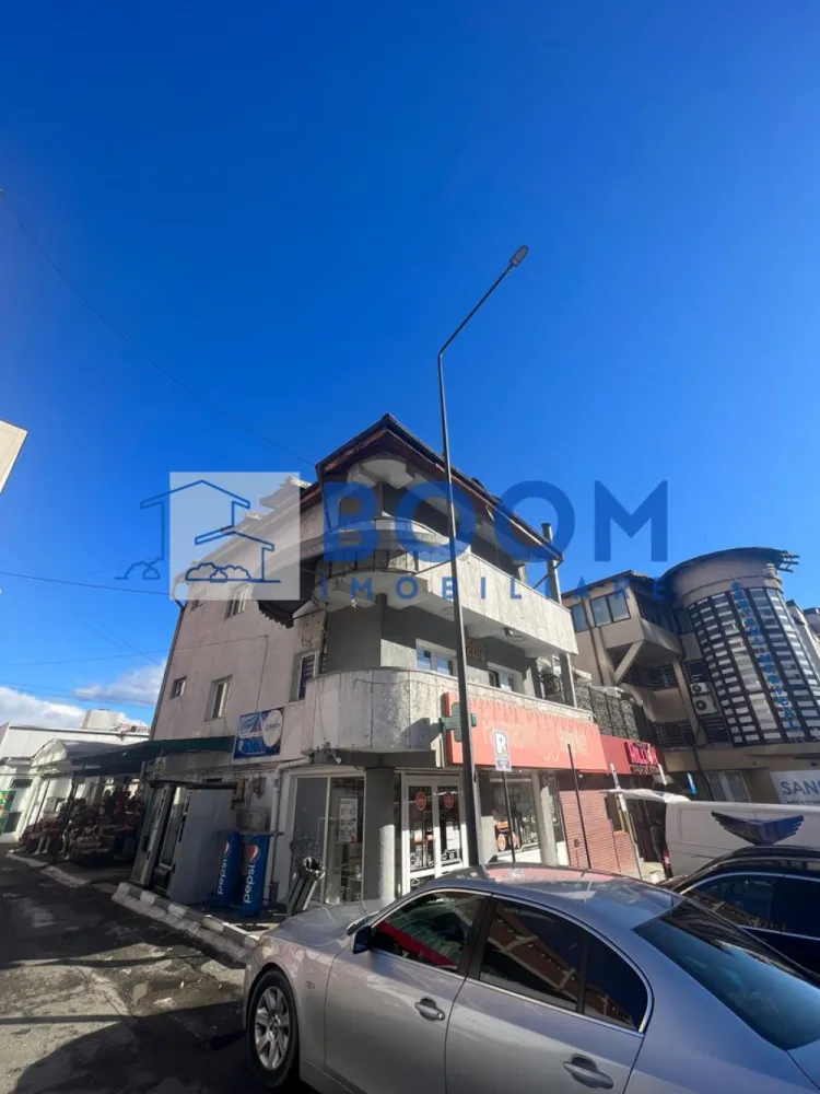 Spatiu Comercial | Rezidential | Piata Nord - BOOM Imobiliare vă propune spre închiriere o clădire P+2+M situată în municipiul Râmnicu Vâlcea, în cartierul Nord, zona Piață – o locație cu vizibilitate foarte bună și acces facil către principalele puncte de interes ale orașului.

Imobilul are o suprafață totală de aproximativ 400 mp, fiind compartimentat eficient și pretabil atât pentru locuință, cât și pentru activități comerciale sau de birouri (sediu firmă, clinică, cabinet, after-school, spații administrative etc.).

Clădirea oferă:

* Regim de înălțime Parter + 2 Etaje + Mansardă
* Spații generoase și luminoase
* Posibilitate de organizare flexibilă a activității
* Locuri de parcare închiriate de la primărie, un avantaj important pentru angajați și clienți

Poziționarea în zona Pieței Nord asigură vad comercial bun și acces rapid la mijloace de transport, magazine și alte servicii.

Pentru detalii suplimentare și programarea unei vizionări, echipa BOOM Imobiliare vă stă la dispoziție.

ID : CP3195716