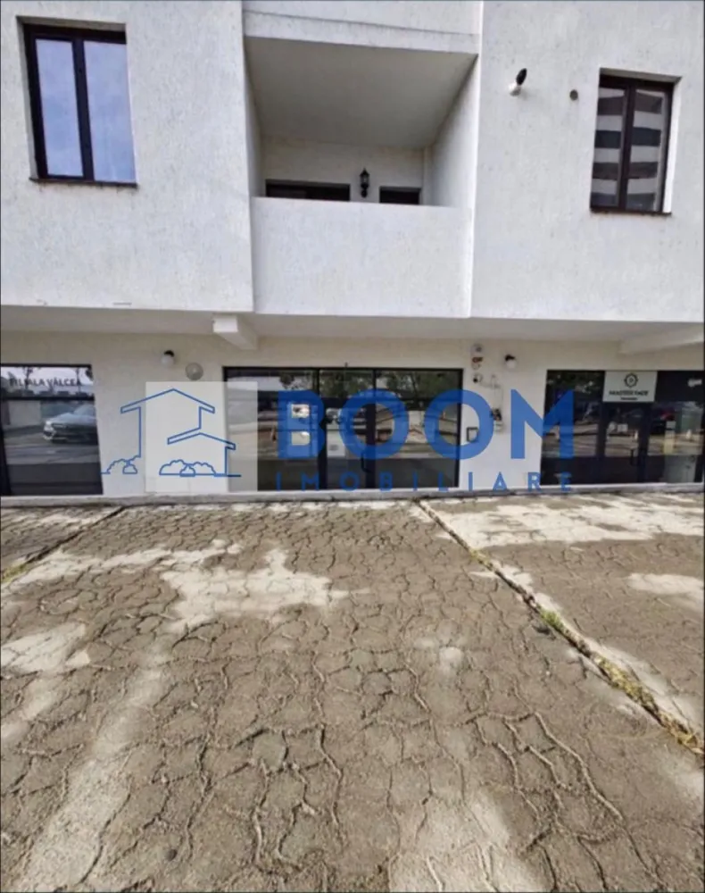 Spatiu Comercial | Zona Centrala | Kaufland | 156 MP - BOOM Imobiliare vă propune spre vânzare un spațiu comercial modern, situat în Ansamblul Rezidențial Central din Râmnicu Vâlcea, într-o zonă cu vizibilitate foarte bună și acces facil.

Imobilul are o suprafață utilă de 156 mp, fiind ideal pentru diverse activități comerciale sau de servicii (clinică medicală, birouri, showroom, salon, activități educaționale etc.).

Spațiul beneficiază de:

* Două intrări, oferind flexibilitate în organizare și flux operațional
* Două grupuri sanitare
* Amenajări moderne, realizate cu atenție la detalii
* Centrală termică proprie, pentru control eficient al costurilor
* Sistem de ventilație, asigurând un climat optim pentru desfășurarea activității

Poziționarea în cadrul unui ansamblu rezidențial central oferă acces la un vad comercial bun și potențial ridicat de dezvoltare a afacerii.

Pentru informații suplimentare sau programarea unei vizionări, echipa BOOM Imobiliare vă stă la dispoziție.

ID : CP3195718