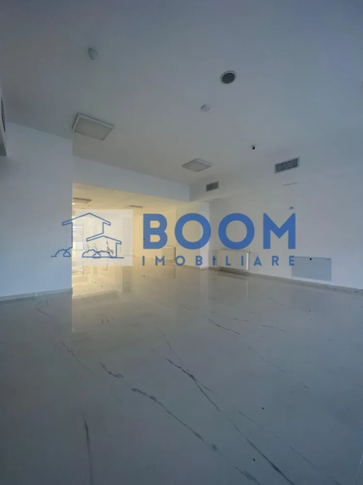 Spatiu Comercial | Zona Centrala | Kaufland | 156 MP - BOOM Imobiliare vă propune spre vânzare un spațiu comercial modern, situat în Ansamblul Rezidențial Central din Râmnicu Vâlcea, într-o zonă cu vizibilitate foarte bună și acces facil.

Imobilul are o suprafață utilă de 156 mp, fiind ideal pentru diverse activități comerciale sau de servicii (clinică medicală, birouri, showroom, salon, activități educaționale etc.).

Spațiul beneficiază de:

* Două intrări, oferind flexibilitate în organizare și flux operațional
* Două grupuri sanitare
* Amenajări moderne, realizate cu atenție la detalii
* Centrală termică proprie, pentru control eficient al costurilor
* Sistem de ventilație, asigurând un climat optim pentru desfășurarea activității

Poziționarea în cadrul unui ansamblu rezidențial central oferă acces la un vad comercial bun și potențial ridicat de dezvoltare a afacerii.

Pentru informații suplimentare sau programarea unei vizionări, echipa BOOM Imobiliare vă stă la dispoziție.

ID : CP3195718