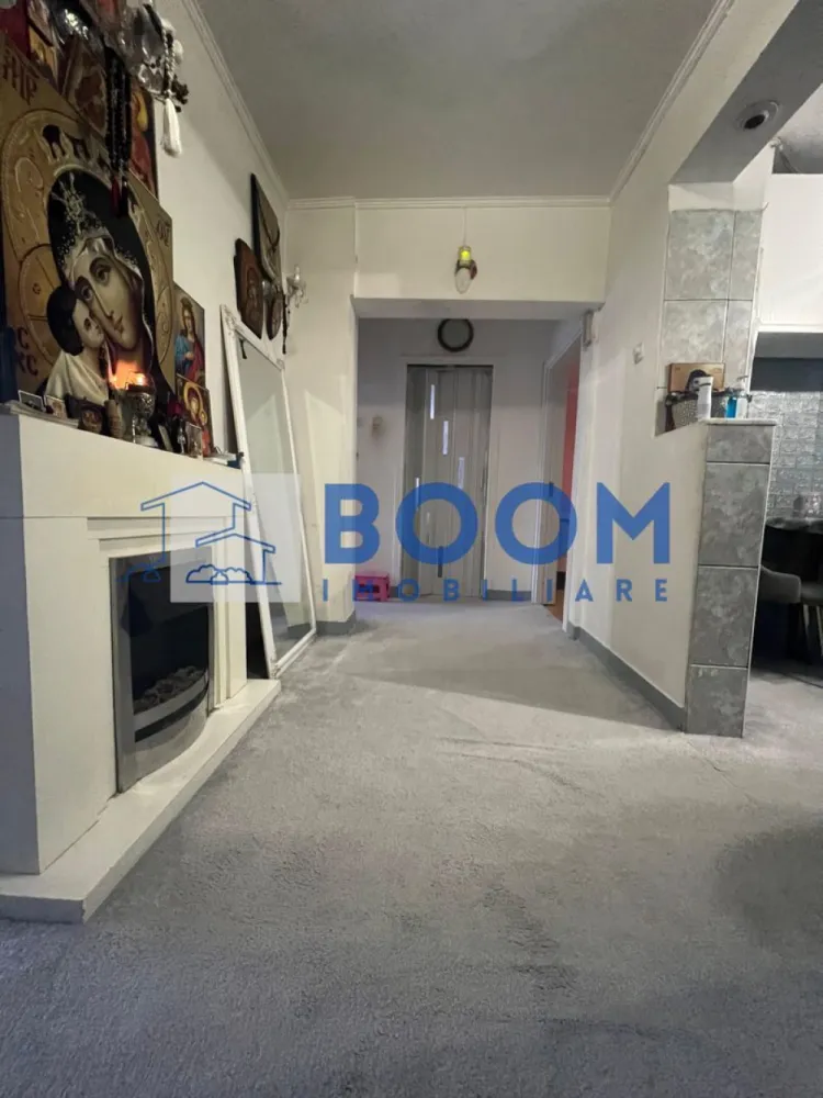 Apartament 3 camere | Calea lui Traian | Parter | Nord - BOOM Imobiliare vă propune spre vânzare un apartament cu 3 camere, situat în zona Nord a municipiului Râmnicu Vâlcea, pe Calea lui Traian, în imediata apropiere a Spitalul Județean de Urgență Vâlcea.

Locuința este amplasată la parter înalt, într-o zonă liniștită și bine cotată a orașului, oferind atât confort, cât și acces facil către punctele de interes (unități medicale, magazine, mijloace de transport, școli).

Apartamentul are o suprafață generoasă de 80 mp, compartimentare practică și luminoasă, fiind ideal atât pentru locuit, cât și pentru investiție. Proprietatea beneficiază și de boxă amenajată, oferind un spațiu suplimentar util pentru depozitare.

Se vinde mobilat și utilat, exact ca în fotografii, fiind pregătit pentru mutare imediată.

Pentru mai multe detalii sau pentru programarea unei vizionări, echipa BOOM Imobiliare vă stă la dispoziție.

ID : CP3195720