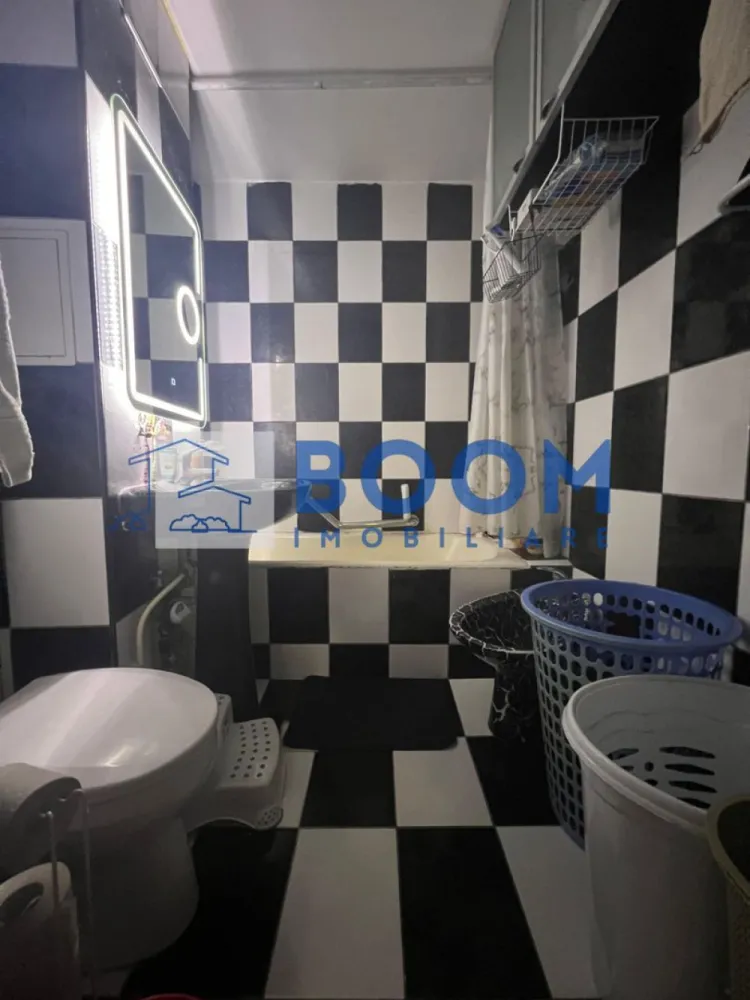 Apartament 3 camere | Calea lui Traian | Parter | Nord - BOOM Imobiliare vă propune spre vânzare un apartament cu 3 camere, situat în zona Nord a municipiului Râmnicu Vâlcea, pe Calea lui Traian, în imediata apropiere a Spitalul Județean de Urgență Vâlcea.

Locuința este amplasată la parter înalt, într-o zonă liniștită și bine cotată a orașului, oferind atât confort, cât și acces facil către punctele de interes (unități medicale, magazine, mijloace de transport, școli).

Apartamentul are o suprafață generoasă de 80 mp, compartimentare practică și luminoasă, fiind ideal atât pentru locuit, cât și pentru investiție. Proprietatea beneficiază și de boxă amenajată, oferind un spațiu suplimentar util pentru depozitare.

Se vinde mobilat și utilat, exact ca în fotografii, fiind pregătit pentru mutare imediată.

Pentru mai multe detalii sau pentru programarea unei vizionări, echipa BOOM Imobiliare vă stă la dispoziție.

ID : CP3195720