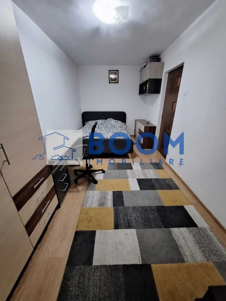 Apartament 3 camere | Ostroveni | Etaj 1 | Zona Hermes - BOOM Imobiliare vă propune spre vânzare un apartament modern cu 3 camere, situat în cartierul Ostroveni, Râmnicu Vâlcea, în imediata apropiere a Pieței Ostroveni și a Școlii Generale Nr. 10 – o zonă apreciată pentru accesibilitate și facilități.

Locuința este amplasată la etajul 1 din 10 al unui imobil dotat cu lift și beneficiază de o compartimentare decomandată, oferind confort și intimitate fiecărui membru al familiei.

Apartamentul are o suprafață utilă de 63 mp și o suprafață totală de 70 mp, fiind renovat complet și amenajat modern, cu finisaje de calitate și mobilier ales cu bun gust.

Printre dotări și îmbunătățiri se regăsesc:

* Centrală termică proprie, montată în anul 2025
* Instalație termică schimbată integral
* Instalație electrică schimbată integral
* Aer condiționat
* Bucătărie mobilată și utilată complet
* Geam la grupul sanitar (ventilație naturală)
* Compartimentare eficientă, cu spații bine optimizate

Poziționarea la etaj intermediar oferă un echilibru ideal între acces facil și confort termic.

Apartamentul se vinde mobilat și utilat, fiind pregătit pentru mutare imediată – ideal atât pentru locuință proprie, cât și pentru investiție.

Pentru mai multe detalii sau pentru programarea unei vizionări, echipa BOOM Imobiliare vă stă la dispoziție.

ID : CP3195721