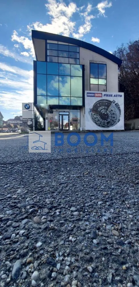 Spatiu Comercial | Nord| 760MP | Pretabil Clinica - BOOM Imobiliare vă propune spre inchiriere o clădire de birouri / spațiu comercial, ideală pentru clinică medicală, situată într-o zonă premium din Râmnicu Vâlcea, pe Calea lui Traian, în imediata vecinătate a Spitalul Județean de Urgență Vâlcea.

Imobilul este construit în anul 2012, are regim de înălțime P+2 și dispune de o suprafață totală utilă de 760 mp, fiind amplasat pe un teren cu suprafața totală de 626 mp, la care se adaugă 628 mp teren aferent exclusiv construcției.

Suprafață construită la sol: 280,7 mp
Acces: 2 intrări independente – ideal pentru circuite separate (pacienți/personal)
Destinație: clinică medicală, cabinete individuale, centru de recuperare, spații de birouri, activități comerciale

Un avantaj major al proprietății îl reprezintă parcarea generoasă:

* 12 locuri de parcare private, cu acces securizat prin barieră
* 14 locuri de parcare publice, disponibile în imediata apropiere

Datorită poziționării excelente, vizibilității foarte bune și proximității față de unități medicale și instituții publice, această clădire reprezintă o oportunitate solidă de investiție, fiind ideală atât pentru desfășurarea directă a unei activități medicale, cât și pentru achiziție cu scop investițional.

Pentru detalii suplimentare și vizionări, BOOM Imobiliare vă stă la dispoziție.

CP3195729