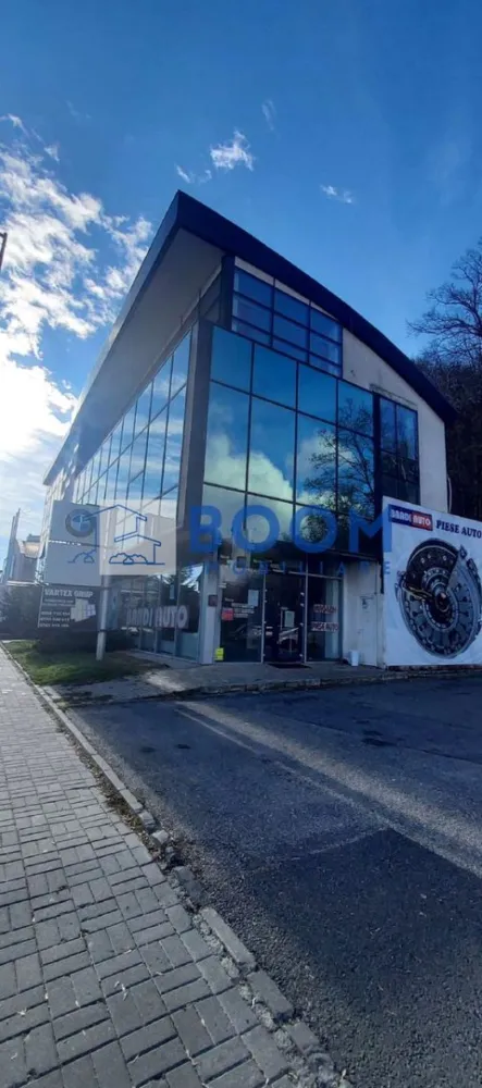 Spatiu Comercial | Nord| 760MP | Pretabil Clinica - BOOM Imobiliare vă propune spre inchiriere o clădire de birouri / spațiu comercial, ideală pentru clinică medicală, situată într-o zonă premium din Râmnicu Vâlcea, pe Calea lui Traian, în imediata vecinătate a Spitalul Județean de Urgență Vâlcea.

Imobilul este construit în anul 2012, are regim de înălțime P+2 și dispune de o suprafață totală utilă de 760 mp, fiind amplasat pe un teren cu suprafața totală de 626 mp, la care se adaugă 628 mp teren aferent exclusiv construcției.

Suprafață construită la sol: 280,7 mp
Acces: 2 intrări independente – ideal pentru circuite separate (pacienți/personal)
Destinație: clinică medicală, cabinete individuale, centru de recuperare, spații de birouri, activități comerciale

Un avantaj major al proprietății îl reprezintă parcarea generoasă:

* 12 locuri de parcare private, cu acces securizat prin barieră
* 14 locuri de parcare publice, disponibile în imediata apropiere

Datorită poziționării excelente, vizibilității foarte bune și proximității față de unități medicale și instituții publice, această clădire reprezintă o oportunitate solidă de investiție, fiind ideală atât pentru desfășurarea directă a unei activități medicale, cât și pentru achiziție cu scop investițional.

Pentru detalii suplimentare și vizionări, BOOM Imobiliare vă stă la dispoziție.

CP3195729