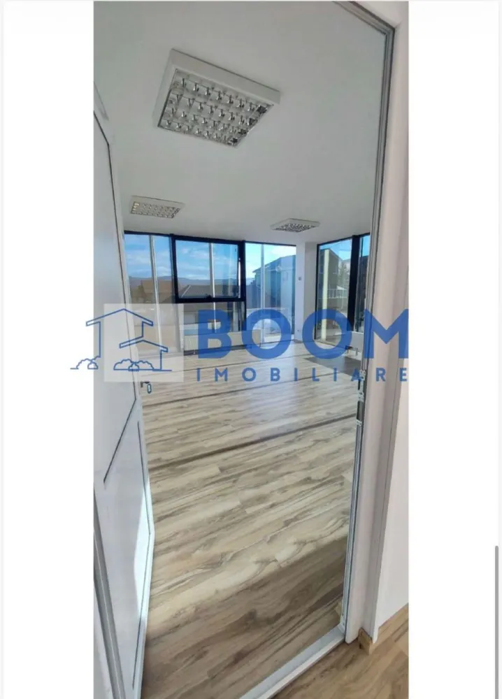 Spatiu Comercial | Nord| 760MP | Pretabil Clinica - BOOM Imobiliare vă propune spre inchiriere o clădire de birouri / spațiu comercial, ideală pentru clinică medicală, situată într-o zonă premium din Râmnicu Vâlcea, pe Calea lui Traian, în imediata vecinătate a Spitalul Județean de Urgență Vâlcea.

Imobilul este construit în anul 2012, are regim de înălțime P+2 și dispune de o suprafață totală utilă de 760 mp, fiind amplasat pe un teren cu suprafața totală de 626 mp, la care se adaugă 628 mp teren aferent exclusiv construcției.

Suprafață construită la sol: 280,7 mp
Acces: 2 intrări independente – ideal pentru circuite separate (pacienți/personal)
Destinație: clinică medicală, cabinete individuale, centru de recuperare, spații de birouri, activități comerciale

Un avantaj major al proprietății îl reprezintă parcarea generoasă:

* 12 locuri de parcare private, cu acces securizat prin barieră
* 14 locuri de parcare publice, disponibile în imediata apropiere

Datorită poziționării excelente, vizibilității foarte bune și proximității față de unități medicale și instituții publice, această clădire reprezintă o oportunitate solidă de investiție, fiind ideală atât pentru desfășurarea directă a unei activități medicale, cât și pentru achiziție cu scop investițional.

Pentru detalii suplimentare și vizionări, BOOM Imobiliare vă stă la dispoziție.

CP3195729