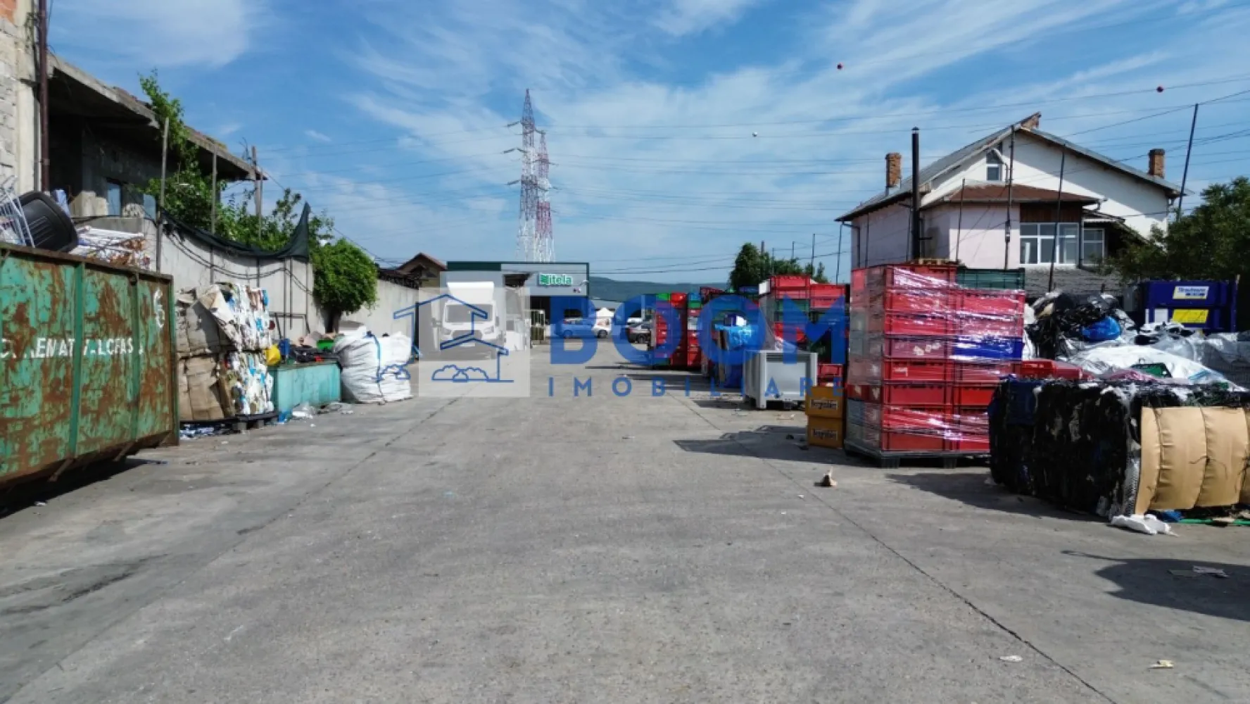 Hala 1330 MP| Raureni | Spatiu depozitare - 𝐃𝐞𝐩𝐨𝐳𝐢𝐭 𝐋𝐨𝐠𝐢𝐬𝐭𝐢𝐜 | 𝐇𝐚𝐥ă 𝐏𝐫𝐨𝐝𝐮𝐜ț𝐢𝐞 

Râureni , Râmnicu Vâlcea 

Detalii generale:
Amplasare premium – pe DN64 (drum cu 4 benzi), principalul acces spre oraș

Hală industrială / depozitare: 1.000 mp utili/ 1330 mp 

Posibilitate extindere: încă 1.000 mp hală suplimentară

Clădire birouri: P+2 

Spații anexe: 300 mp (birouri, vestiare, dușuri)

Facilități logistice:
Platformă betonată acces / intrare: 1.000 mp

Spațiu de depozitare exterioară: 1.500 mp

6 uși industriale + rampă pentru TIR-uri

2 linii electrice independente de mare putere

Încălzire centralizată din rețeaua magistrală CET Govora

Utilități complete: apă curentă, canalizare

Posibilitate de extindere cu 3000 MP de teren la un pret avantajos

Pentru mai multe detalii sau pentru programarea unei vizionări, vă invităm să contactați BOOM Imobiliare.

ID: CP3195731