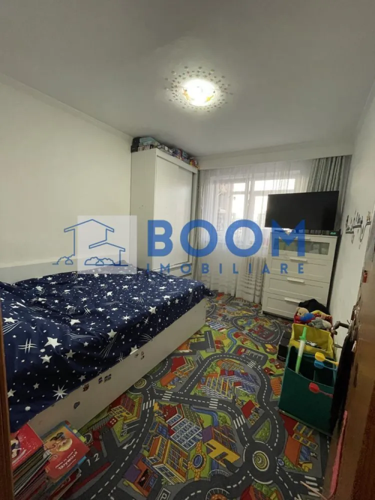 Apartament 4 camere| 90 MP | Ostroveni - BOOM Imobiliare vă propune spre vânzare un apartament spațios cu 4 camere decomandat, situat în Cartierul Ostroveni, la intrarea pe Bulevardul Dem Rădulescu, într-un imobil modern cu 10 etaje. Apartamentul este amplasat la etajul 5, oferind un echilibru ideal între confort și accesibilitate.

Locuința are o suprafață totală de 90 mp și beneficiază de o compartimentare practică și funcțională, după cum urmează:

* living generos
* 3 dormitoare
* 2 grupuri sanitare
* bucătărie
* 2 balcoane inchise cu geam termopan

Apartamentul se vinde parțial mobilat și utilat, conform fotografiilor de prezentare, fiind pregătit pentru mutare imediată. Imobilul dispune de aer condiționat, contribuind la un confort sporit pe tot parcursul anului.

Poziționarea este una excelentă, cu acces rapid către multiple puncte de interes: magazine, școli, mijloace de transport, zone comerciale și de recreere.

Se acceptă și schimb cu apartamente de 2 sau 3 camere, cu achitarea unei diferențe.

Pentru mai multe detalii sau pentru programarea unei vizionări, vă invităm să contactați BOOM Imobiliare.

id: CP3195741