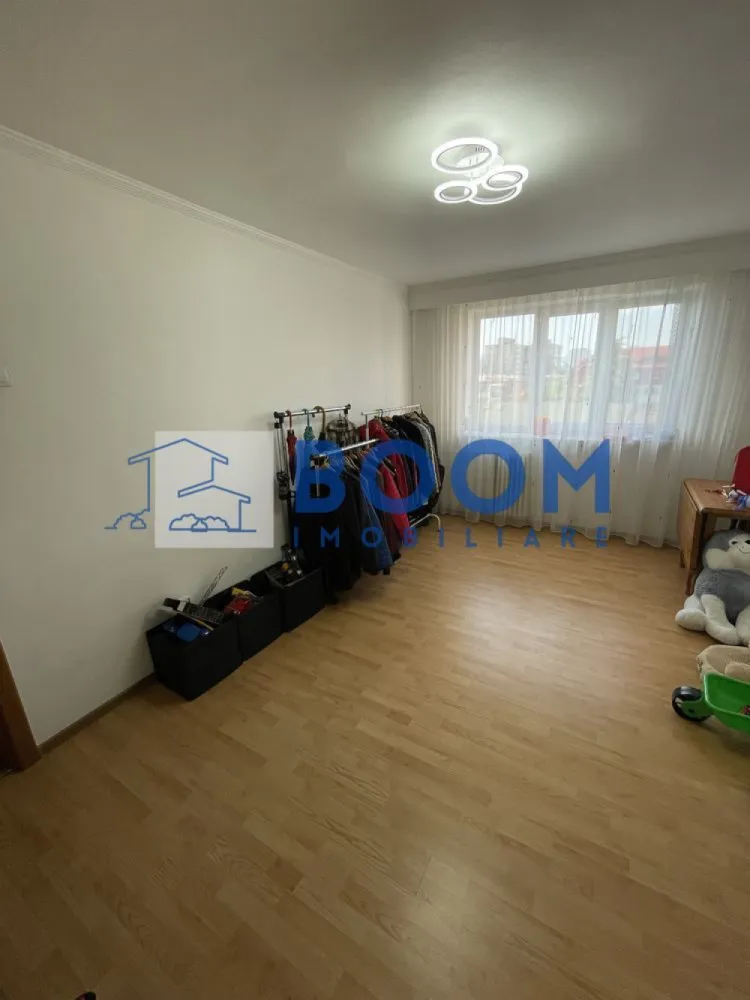 Apartament 4 camere| 90 MP | Ostroveni - BOOM Imobiliare vă propune spre vânzare un apartament spațios cu 4 camere decomandat, situat în Cartierul Ostroveni, la intrarea pe Bulevardul Dem Rădulescu, într-un imobil modern cu 10 etaje. Apartamentul este amplasat la etajul 5, oferind un echilibru ideal între confort și accesibilitate.

Locuința are o suprafață totală de 90 mp și beneficiază de o compartimentare practică și funcțională, după cum urmează:

* living generos
* 3 dormitoare
* 2 grupuri sanitare
* bucătărie
* 2 balcoane inchise cu geam termopan

Apartamentul se vinde parțial mobilat și utilat, conform fotografiilor de prezentare, fiind pregătit pentru mutare imediată. Imobilul dispune de aer condiționat, contribuind la un confort sporit pe tot parcursul anului.

Poziționarea este una excelentă, cu acces rapid către multiple puncte de interes: magazine, școli, mijloace de transport, zone comerciale și de recreere.

Se acceptă și schimb cu apartamente de 2 sau 3 camere, cu achitarea unei diferențe.

Pentru mai multe detalii sau pentru programarea unei vizionări, vă invităm să contactați BOOM Imobiliare.

id: CP3195741