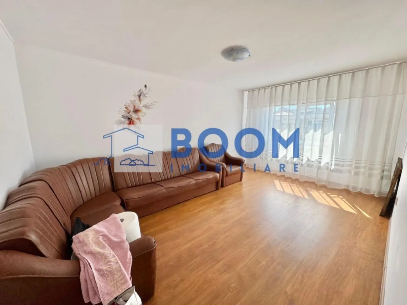 Apartament 3 camere | Ostroveni | Centrala termica | Bloc A - BOOM Imobiliare vă propune spre vânzare un apartament cu 3 camere, situat în Râmnicu Vâlcea, Cartier Ostroveni, într-o zonă liniștită, ideală pentru locuit.

Imobilul este amplasat la etajul 4 al unui bloc cu 5 etaje, bloc de tip A, recunoscut pentru compartimentarea eficientă și spațiile generoase. Blocul este reabilitat termic, oferind un plus de confort și eficiență energetică.

Apartamentul are o suprafață de 72 mp și este compartimentat astfel: living luminos, bucătărie, 2 dormitoare, 2 grupuri sanitare, hol spațios și multiple spații de depozitare. Proprietatea dispune de centrală termică proprie și se vinde parțial mobilată, conform fotografiilor.

Un mare avantaj îl reprezintă predarea imediată, apartamentul fiind disponibil chiar în momentul tranzacționării.

Pentru mai multe detalii sau pentru programarea unei vizionări, vă invităm să contactați BOOM Imobiliare.

id: CP3195742