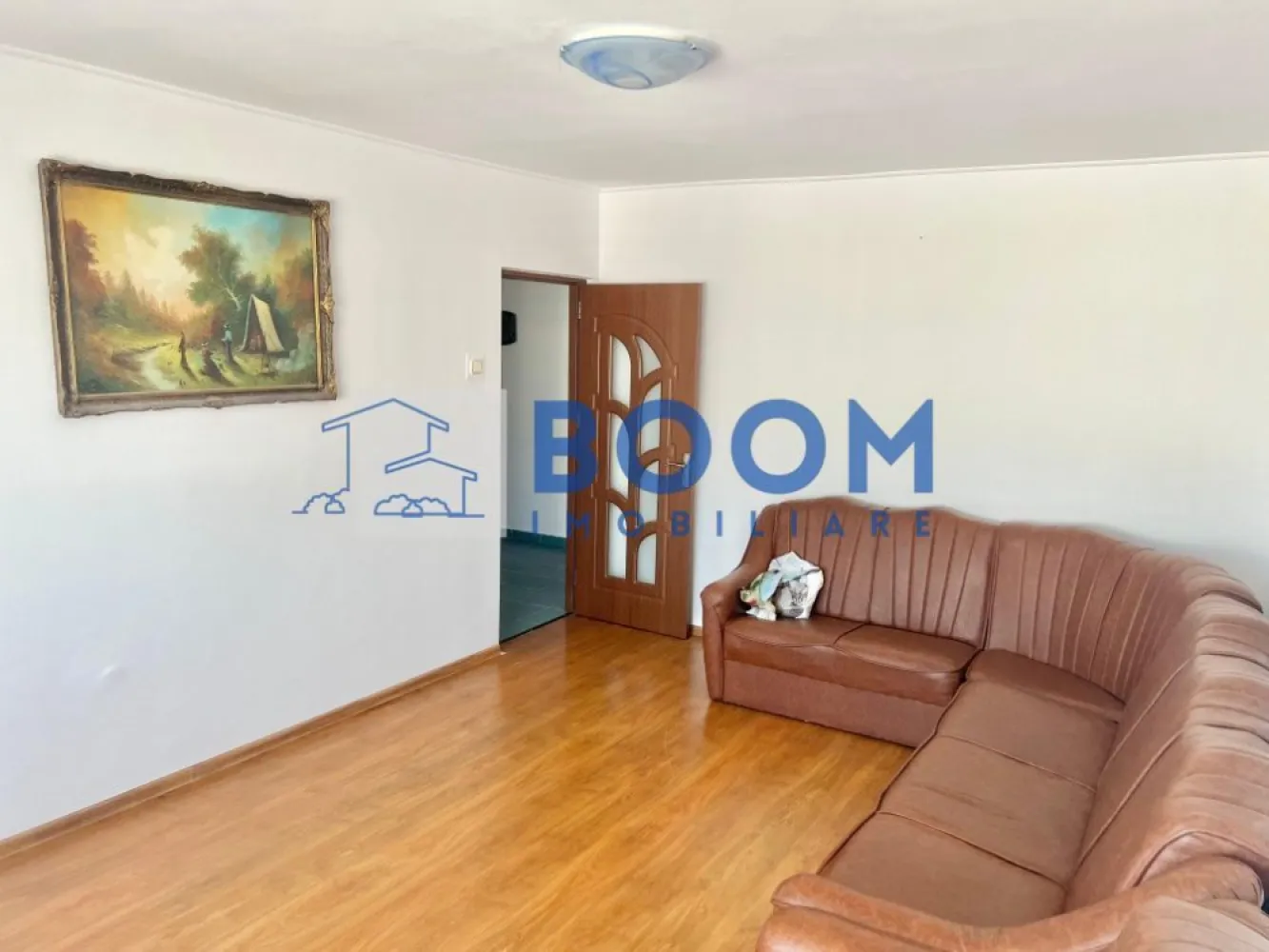 Apartament 3 camere | Ostroveni | Centrala termica | Bloc A - BOOM Imobiliare vă propune spre vânzare un apartament cu 3 camere, situat în Râmnicu Vâlcea, Cartier Ostroveni, într-o zonă liniștită, ideală pentru locuit.

Imobilul este amplasat la etajul 4 al unui bloc cu 5 etaje, bloc de tip A, recunoscut pentru compartimentarea eficientă și spațiile generoase. Blocul este reabilitat termic, oferind un plus de confort și eficiență energetică.

Apartamentul are o suprafață de 72 mp și este compartimentat astfel: living luminos, bucătărie, 2 dormitoare, 2 grupuri sanitare, hol spațios și multiple spații de depozitare. Proprietatea dispune de centrală termică proprie și se vinde parțial mobilată, conform fotografiilor.

Un mare avantaj îl reprezintă predarea imediată, apartamentul fiind disponibil chiar în momentul tranzacționării.

Pentru mai multe detalii sau pentru programarea unei vizionări, vă invităm să contactați BOOM Imobiliare.

id: CP3195742