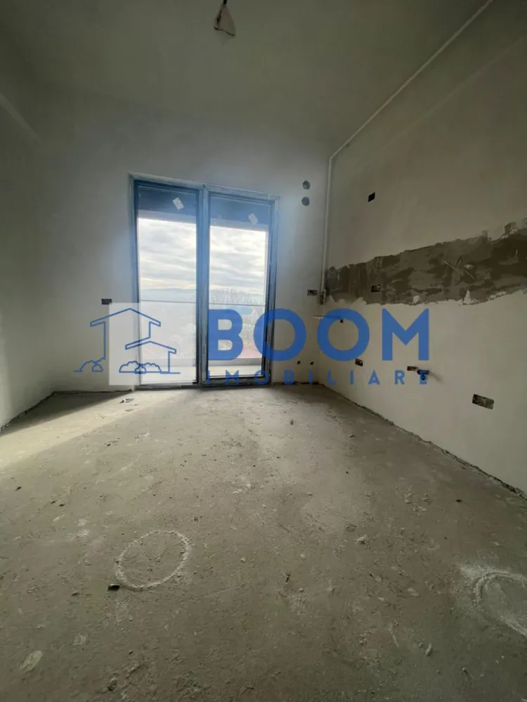 Apartament 2 camere | Dem Radulescu-Ostroveni | Bloc nou intabulat - BOOM Imobiliare vă oferă spre vânzare un apartament modern cu 2 camere, situat într-una dintre cele mai apreciate zone ale orașului – Dem Rădulescu – Ostroveni, Râmnicu Vâlcea. Proprietatea se află la etajul 2/3, într-un bloc nou, finalizat în 2025, dotat cu lift și intabulat, pregătit pentru tranzacționare imediată.

Suprafață construită: 70 m²
Compartimentare optimă:

* Living luminos și spațios
* Bucătărie separată
* Dormitor confortabil
* Baie modernă
* Logie + balcon – spații ideale pentru relaxare

Apartamentul se predă finisat la cheie, iar viitorul proprietar are posibilitatea de a personaliza finisajele după propriul gust, pentru un cămin exact așa cum și-l dorește.

Loc de parcare exterior inclus în preț, înscris în actul de proprietate – un avantaj important într-o zonă aglomerată.

Achiziția se poate realiza prin orice modalitate de plată, ceea ce face această ofertă accesibilă și flexibilă.

Un apartament nou, modern, excelent poziționat și cu facilități complete – o oportunitate ideală oferită de BOOM Imobiliare.

Pentru informații suplimentare sau pentru o vizionare, vă stăm cu drag la dispoziție!

id: CP3195696